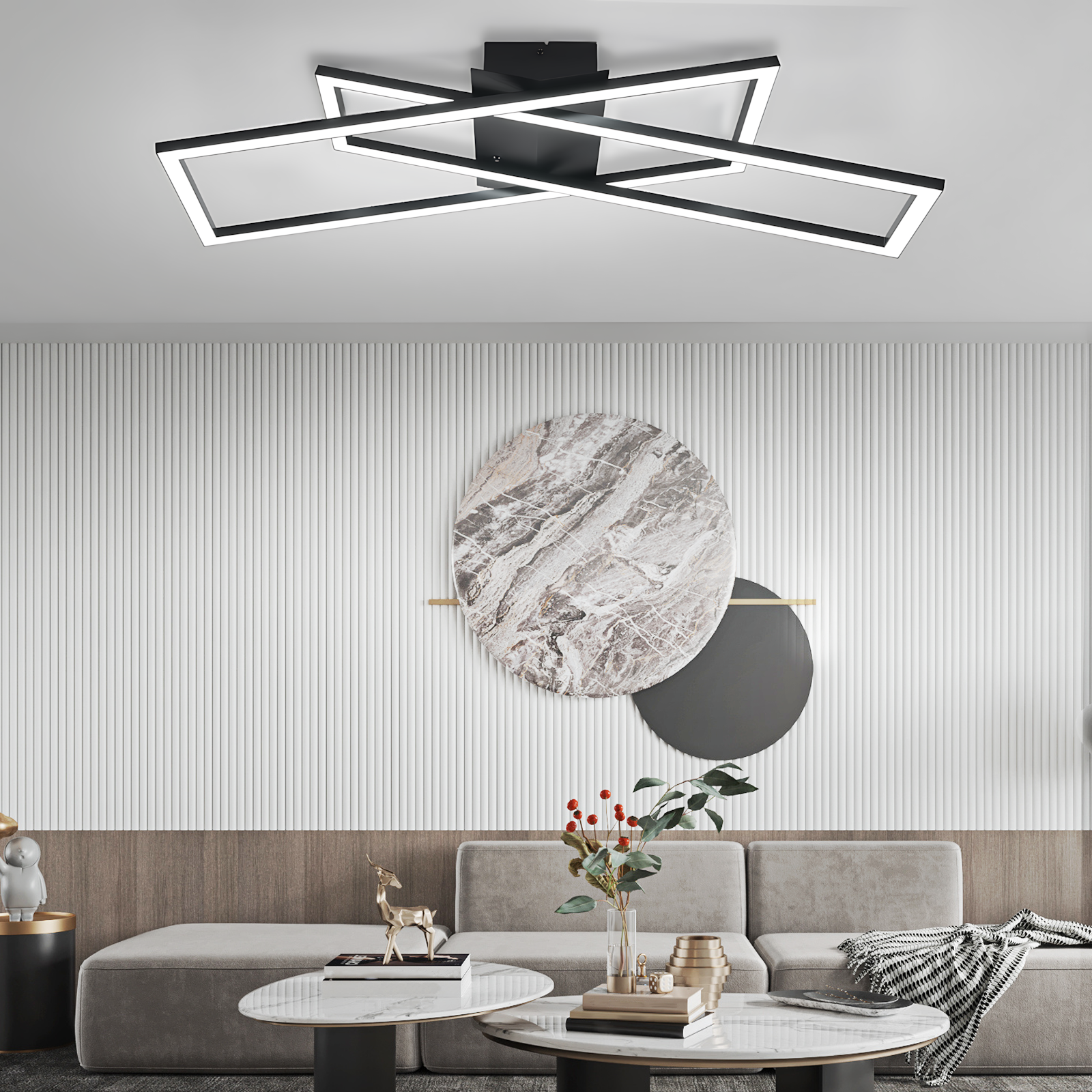 Modernes Wohnzimmer. Schwarze Deckenleuchte. Weiße Wände mit Kunst. Graues Sofa und Couchtische. Dekorative Elemente.