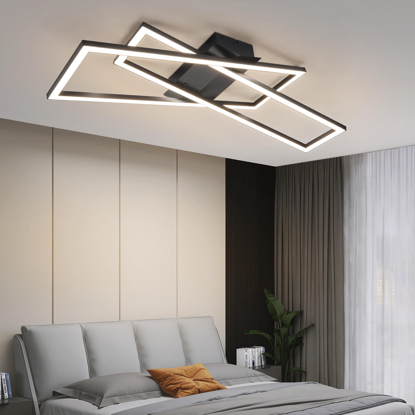 Modernes Schlafzimmer. Geometrische Deckenleuchte, Bett mit orangefarbenem Kissen. Dunkle Vorhänge und Pflanze. Beige und dunkle Wand.