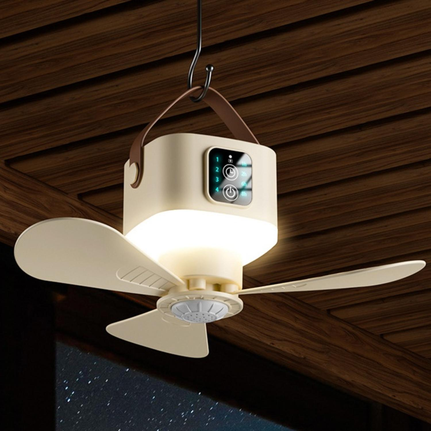 Ein cremefarbener Deckenventilator mit Licht und Bedienfeld, der an einem Haken an einer Holzdecke hängt. Sterne durch die Öffnung sichtbar.