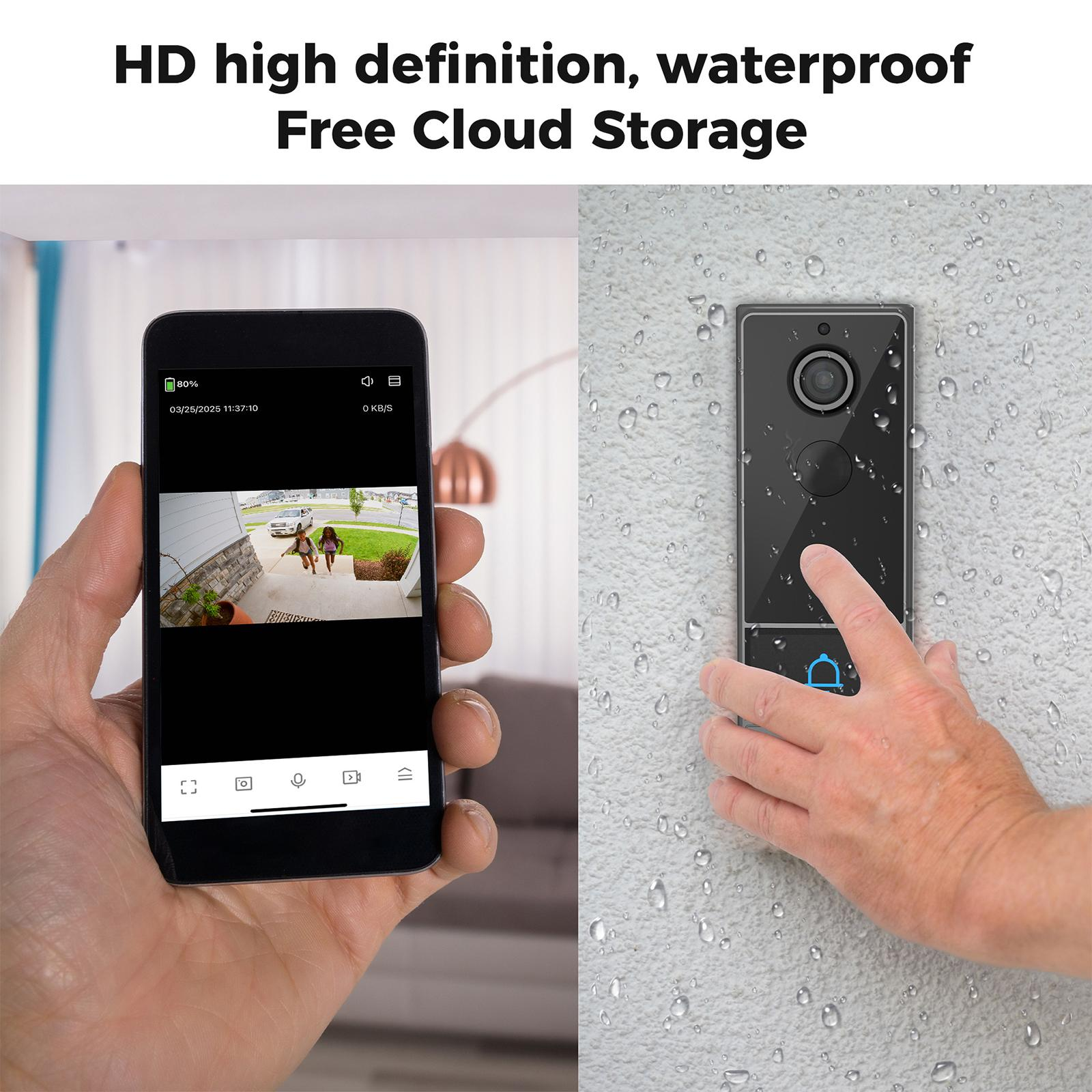 Die Hand einer Person hält ein Telefon mit einem Video von zwei Personen, und eine andere Hand berührt eine Türklingel an einer Wand.