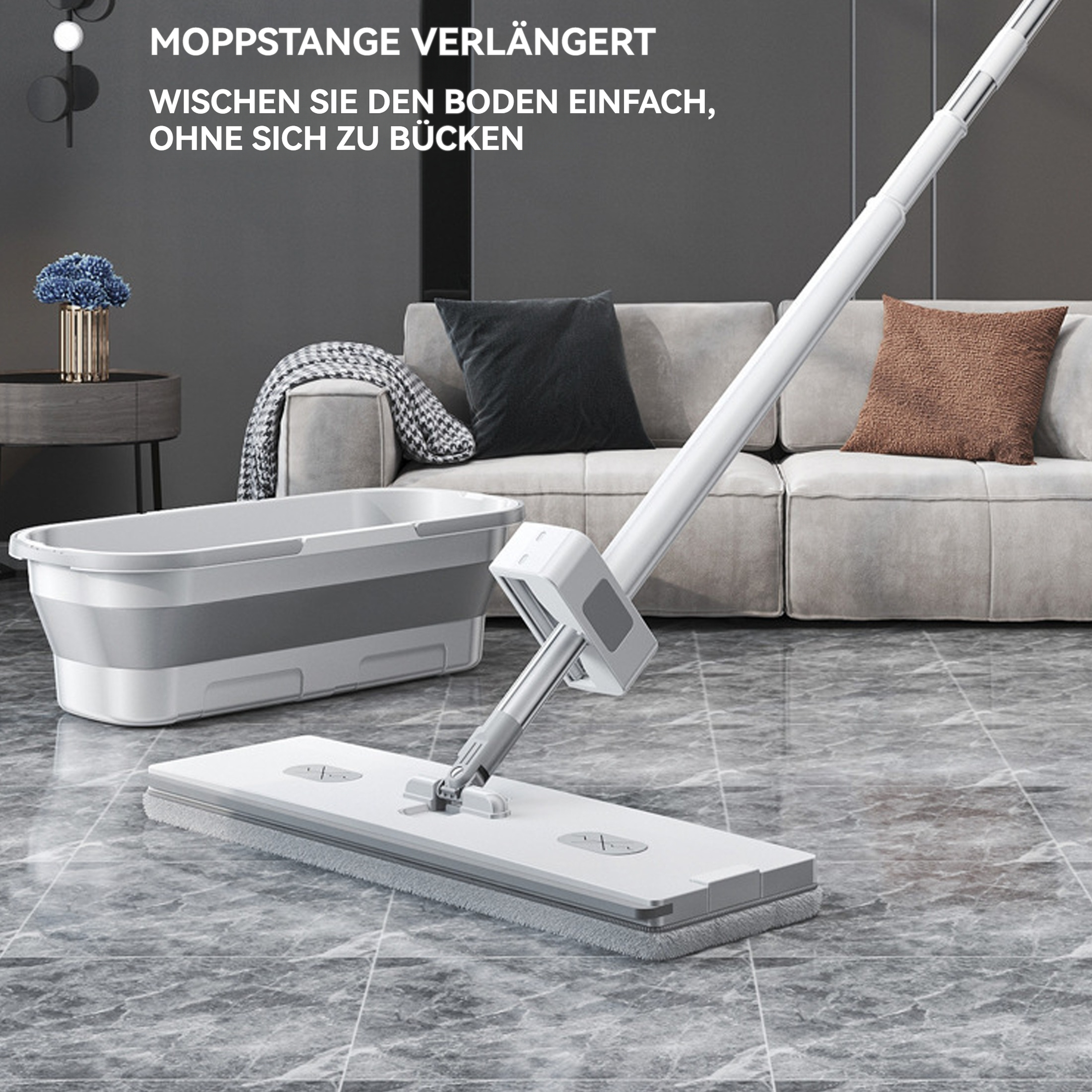Ein weißer Mopp reinigt einen grauen Fliesenboden. Ein grauer Eimer und ein Sofa sind im Hintergrund.