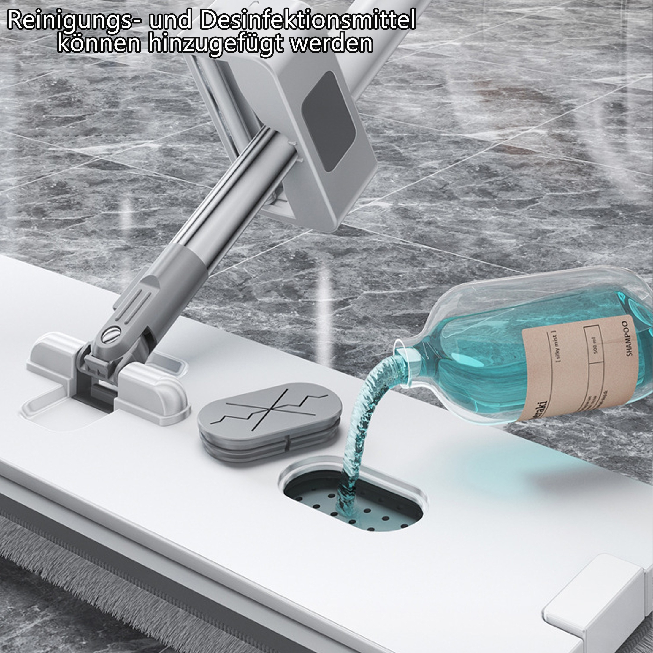 Ein weißer Wischmopp mit grauem Griff. Flüssigkeit wird aus einer Flasche mit der Aufschrift "Shampoo" in ein Loch gegossen.