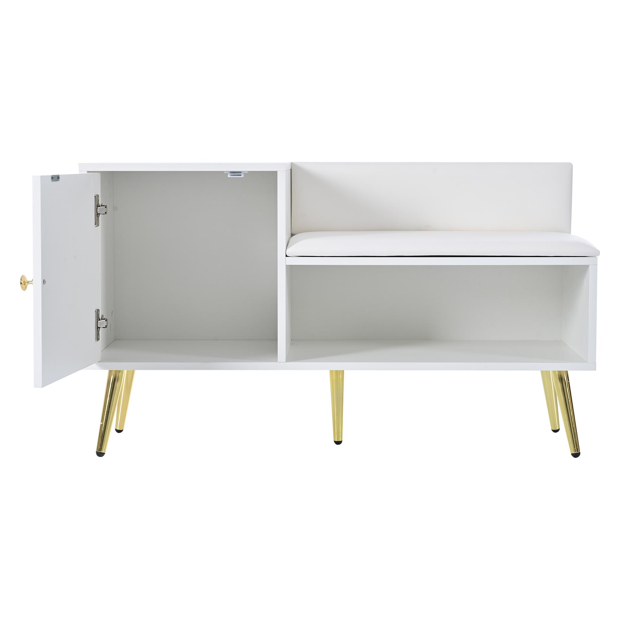 Weiße Bank mit goldenen Beinen. Sie hat links eine Tür, einen Sitz und ein offenes Regal. Der Hintergrund ist weiß.