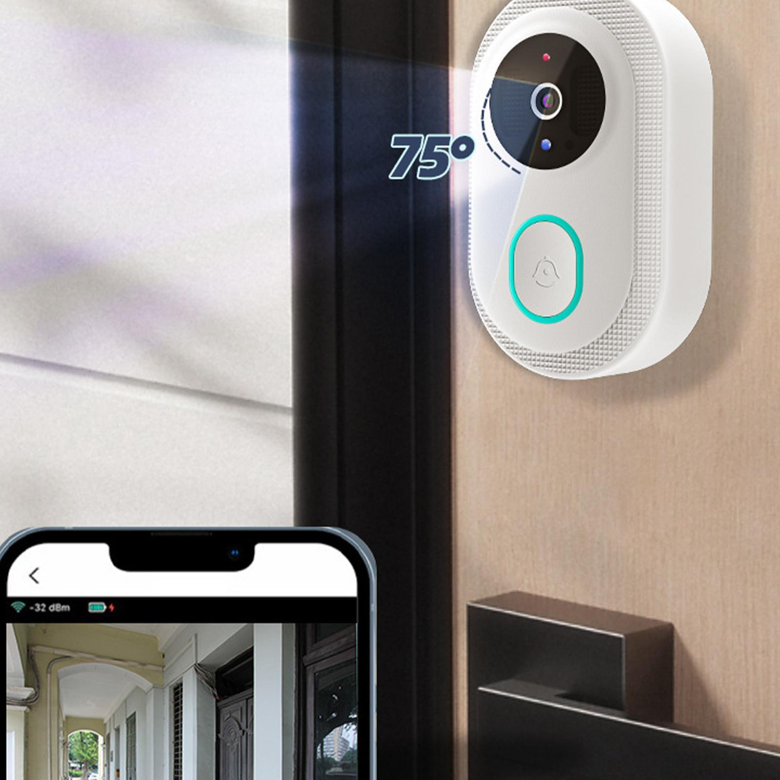 Eine weiße intelligente Türklingel mit Kamera ist an einer Holztür montiert und zeigt einen Telefonbildschirm mit Blick auf ein Gebäude.