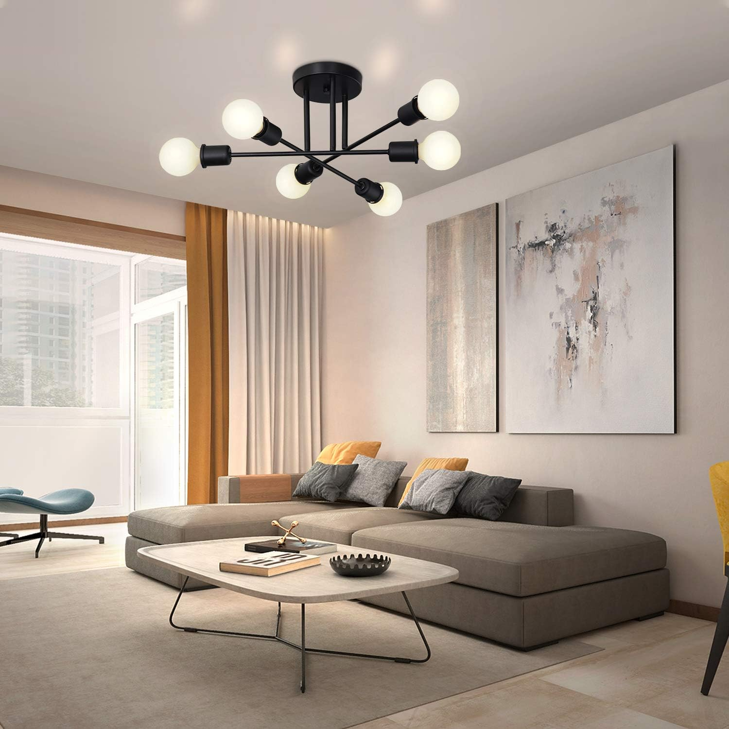 Modernes Wohnzimmer mit Sofa, Couchtisch und schwarzer Leuchte. Kunst an der Wand und Fenster mit Vorhängen.