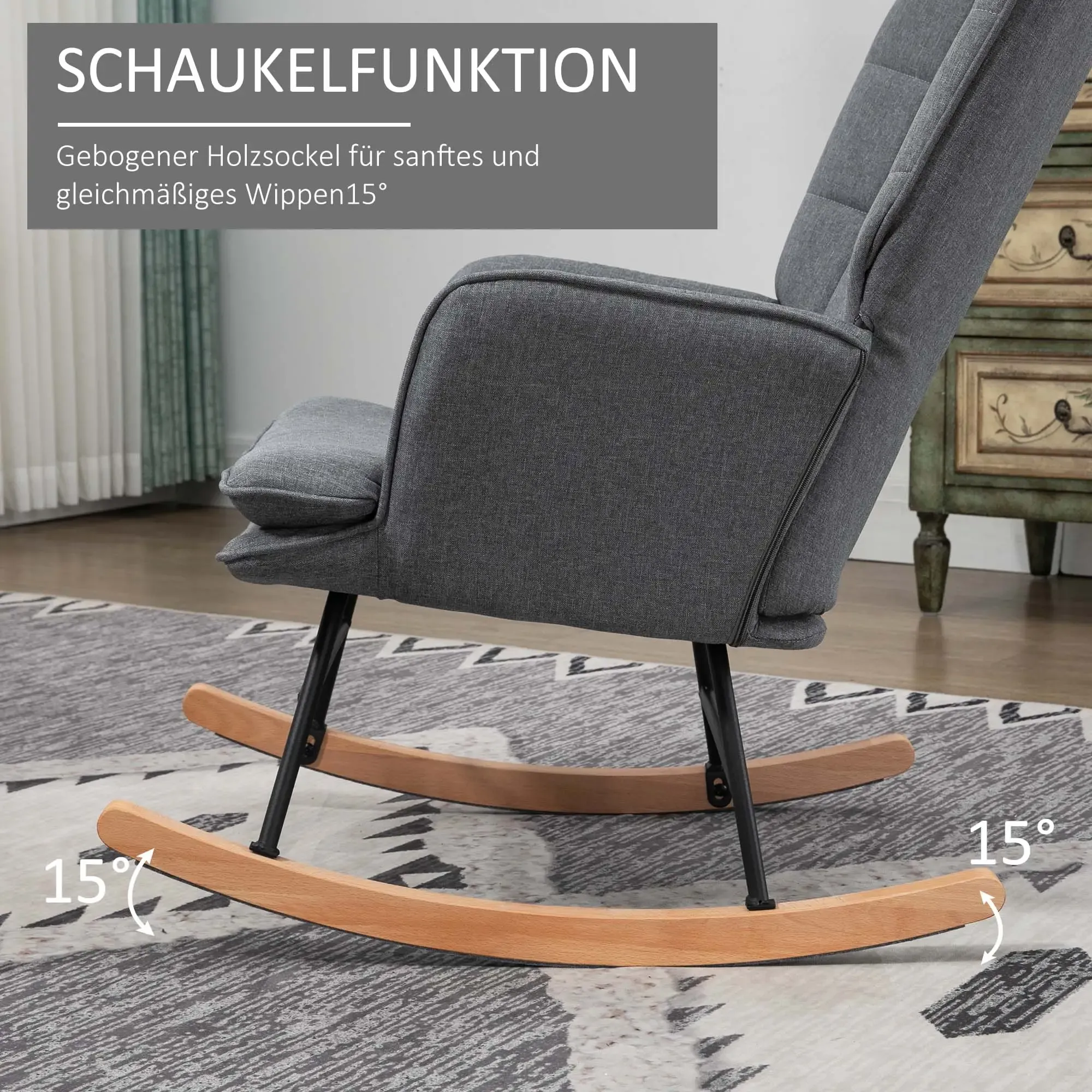 Grauer Schaukelstuhl mit Holzsockel, schwarzen Beinen und grauem Teppich im Hintergrund. Der Stuhl neigt sich um 15 Grad.