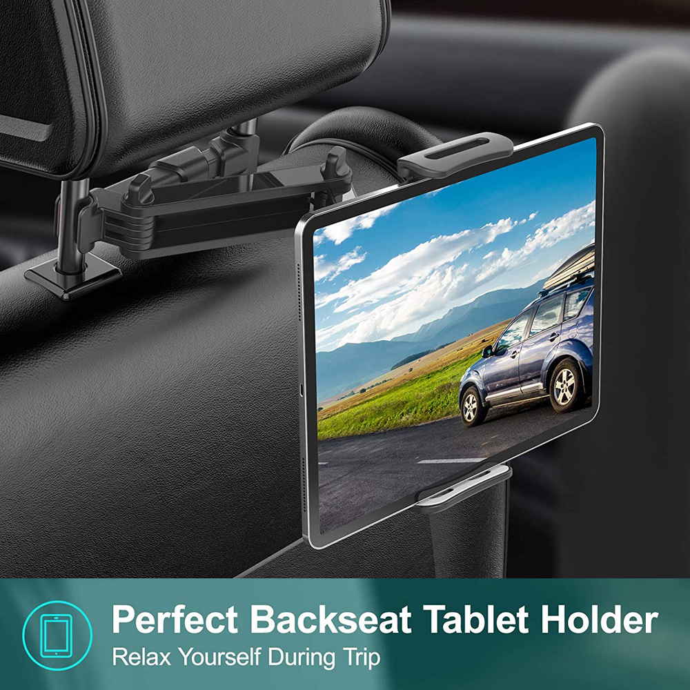 Tablet-Halterung an einem Autositz befestigt. Das Tablet zeigt ein Auto auf einer Straße und deutet auf Unterhaltung im Auto hin.
