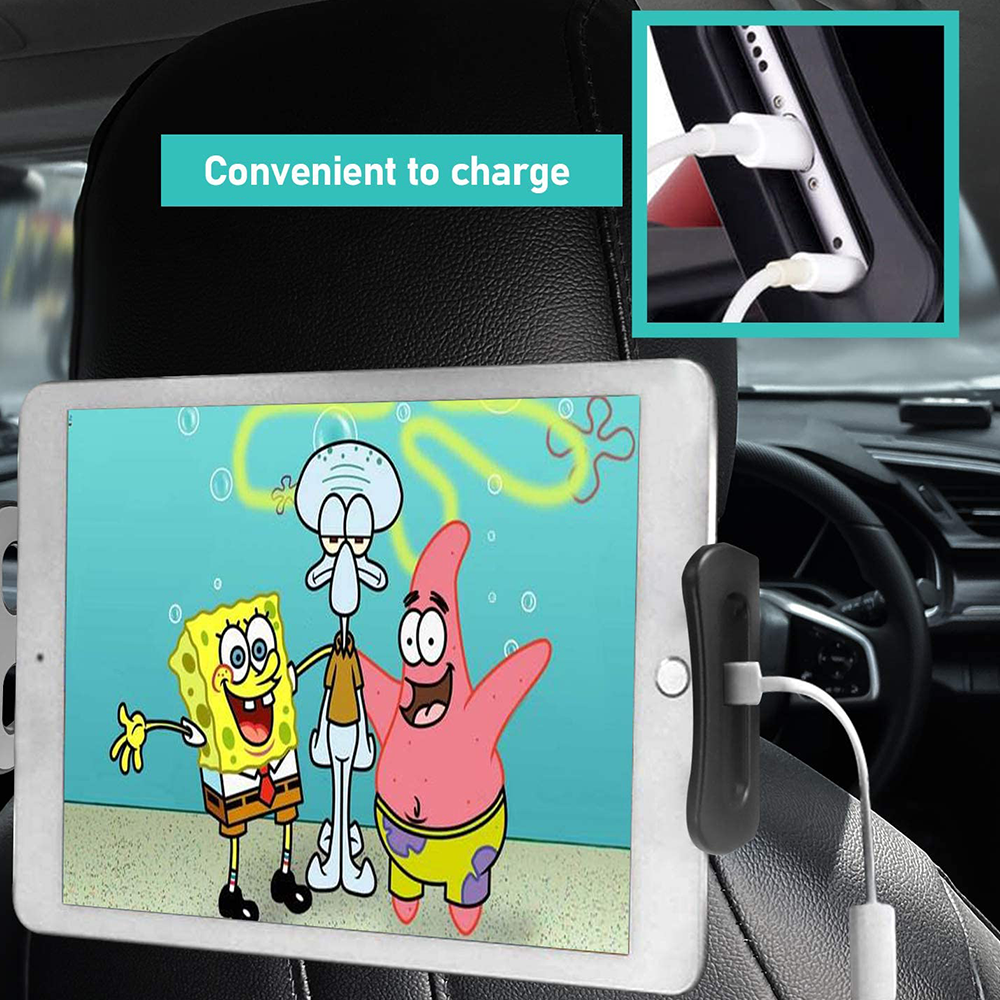 Tablet mit Spongebob-Figuren, das im Auto geladen wird. Text: Bequem zu laden. Schwarzer Autositz und Armaturenbrett sichtbar.