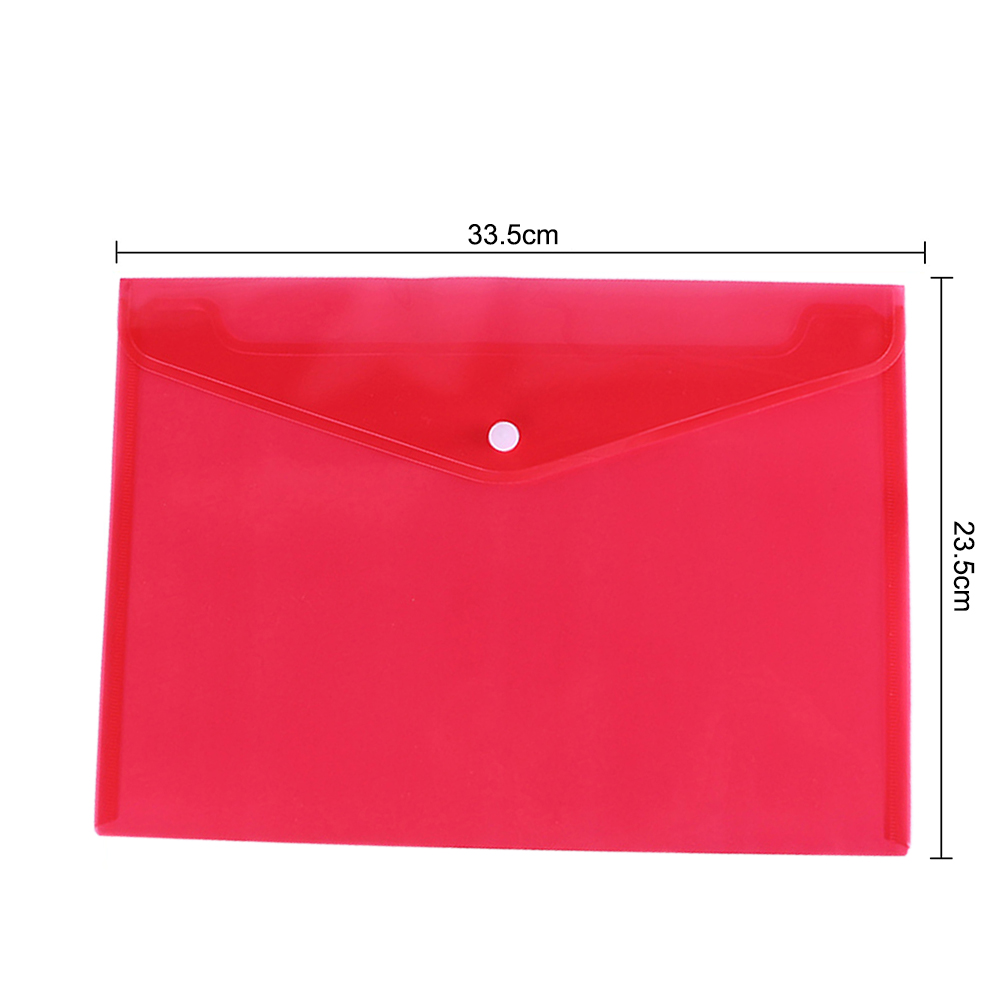 Eine rote Kunststoffmappe, Knopfverschluss, Abmessungen 33,5 cm x 23,5 cm.