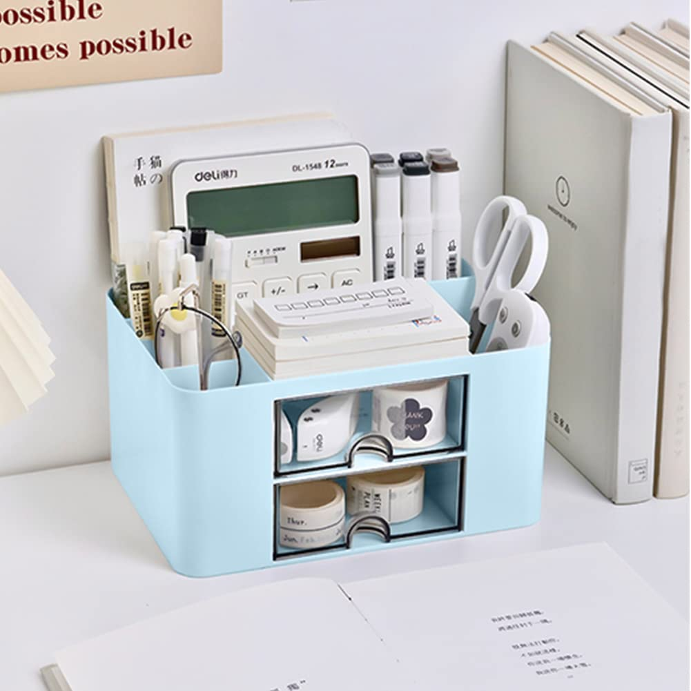 Ein hellblauer Schreibtisch-Organizer mit Schreibwaren, einem Taschenrechner und einer Schere. Bücher stehen rechts. Ein Papier mit Text liegt davor.