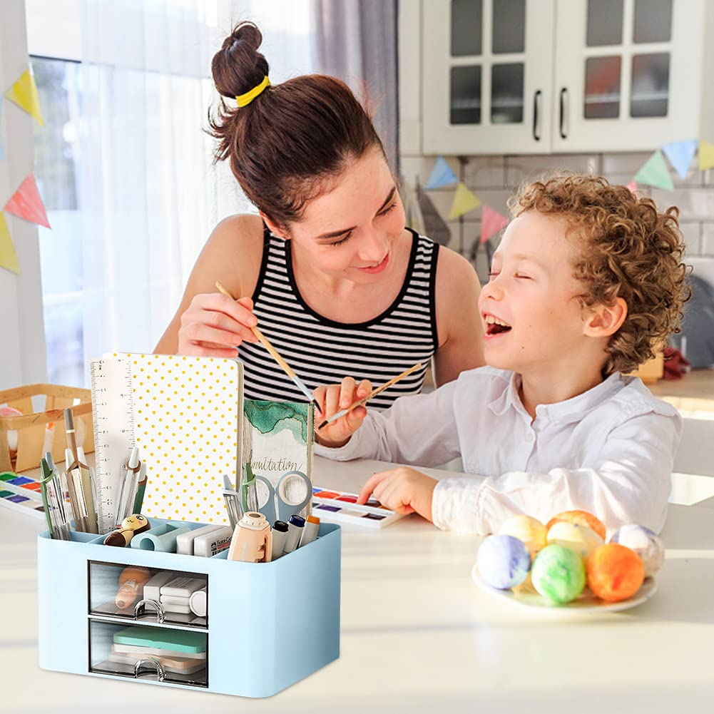 Eine Frau und ein Kind malen. Auf dem Tisch steht ein blauer Organizer mit Künstlerbedarf. Bunte Eier liegen neben dem Kind.