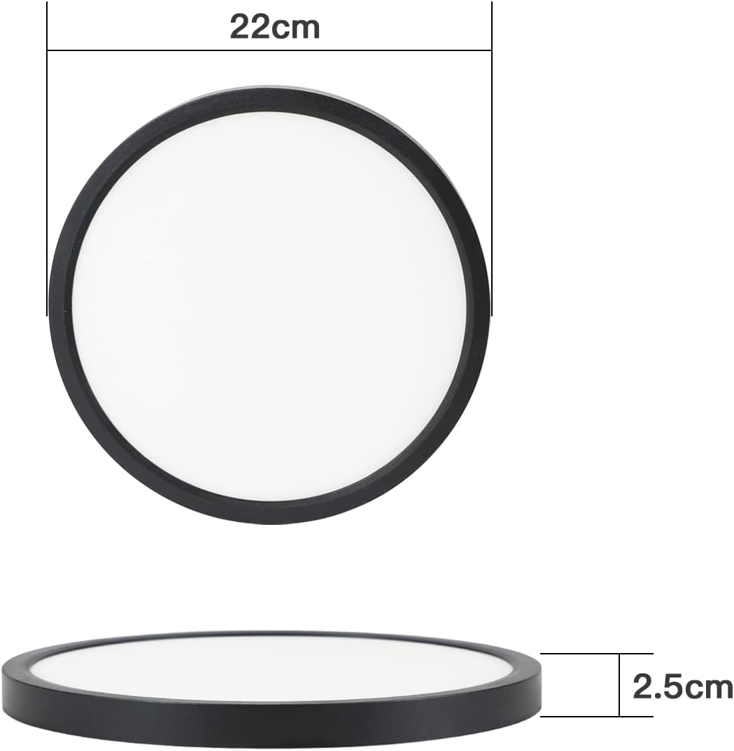 Eine runde LED-Leuchte. Sie hat eine weiße Mitte und einen schwarzen Rand. Die Abmessungen betragen 22 cm Durchmesser und 2,5 cm Dicke.