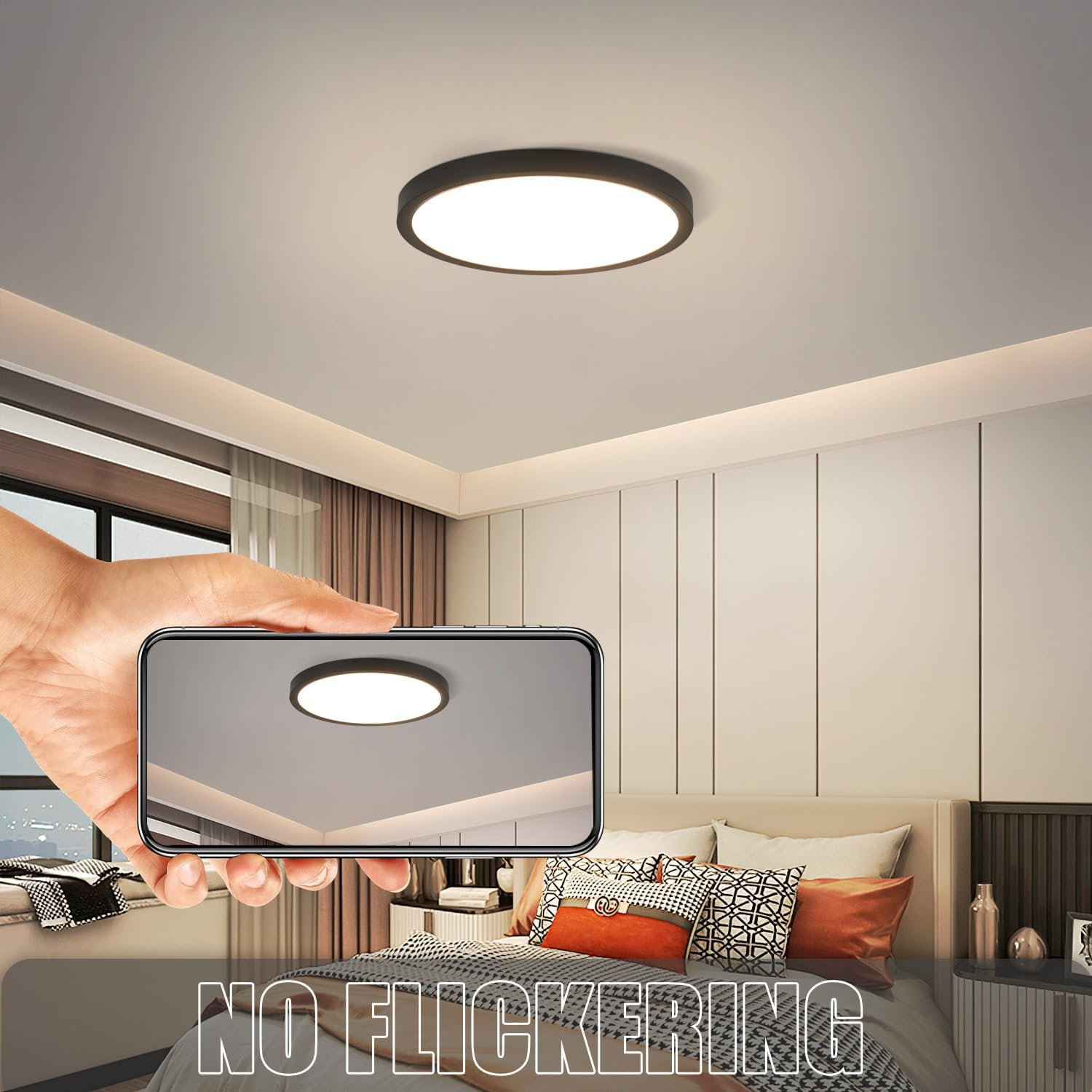 Eine Hand hält ein Telefon mit Deckenlicht. Im Hintergrund ein Bett mit Kissen. Text: 'NO FLICKERING'.