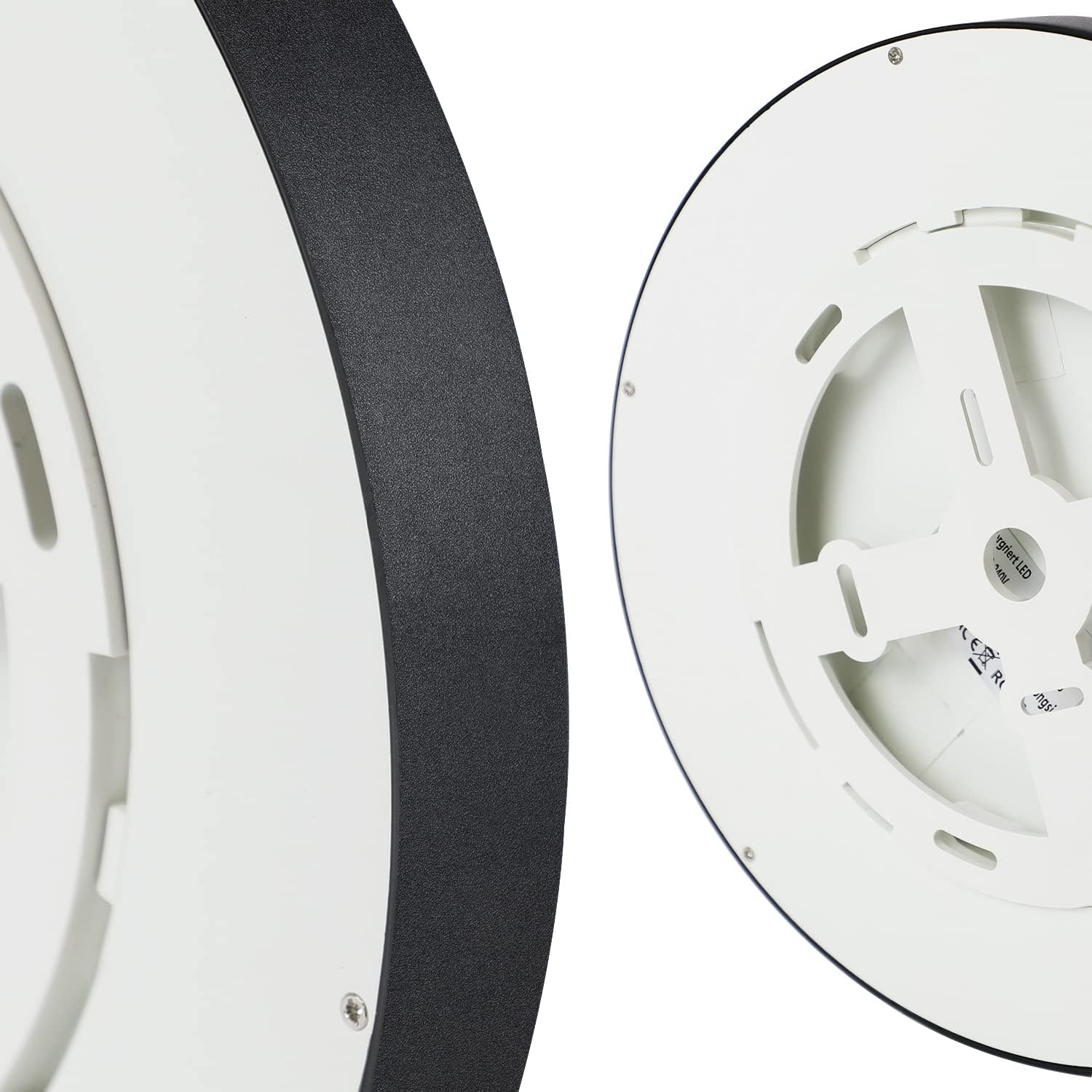 Nahaufnahme einer kreisförmigen LED-Lampe mit weißen und schwarzen Abschnitten. Die Lampe hat ein weißes Innere mit einem schwarzen Außenring.