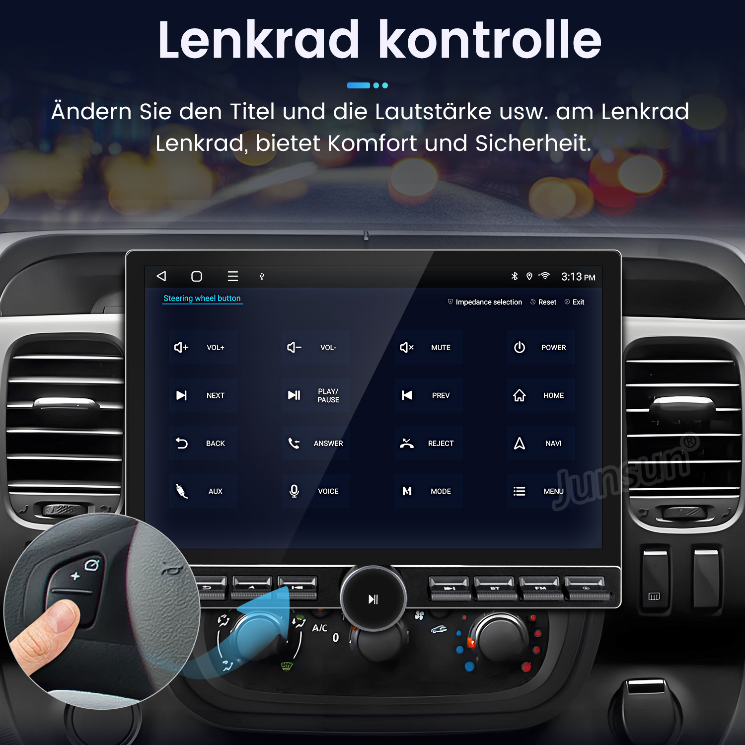Autodisplay mit Steuerung. Eine Hand berührt die Lenkradtaste.