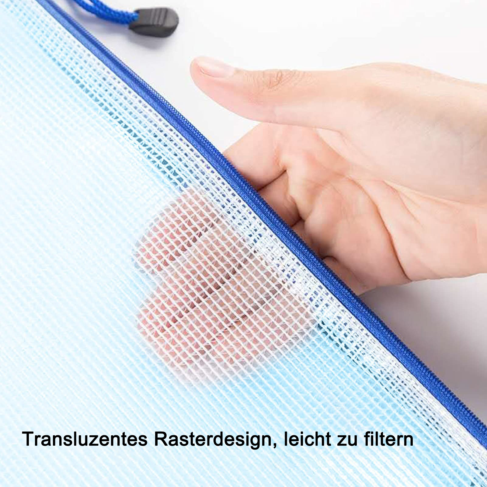 Eine Hand hält eine blau umrandete, weiße Netztasche. Die Tasche hat einen Reißverschluss und eine blaue Kordel.