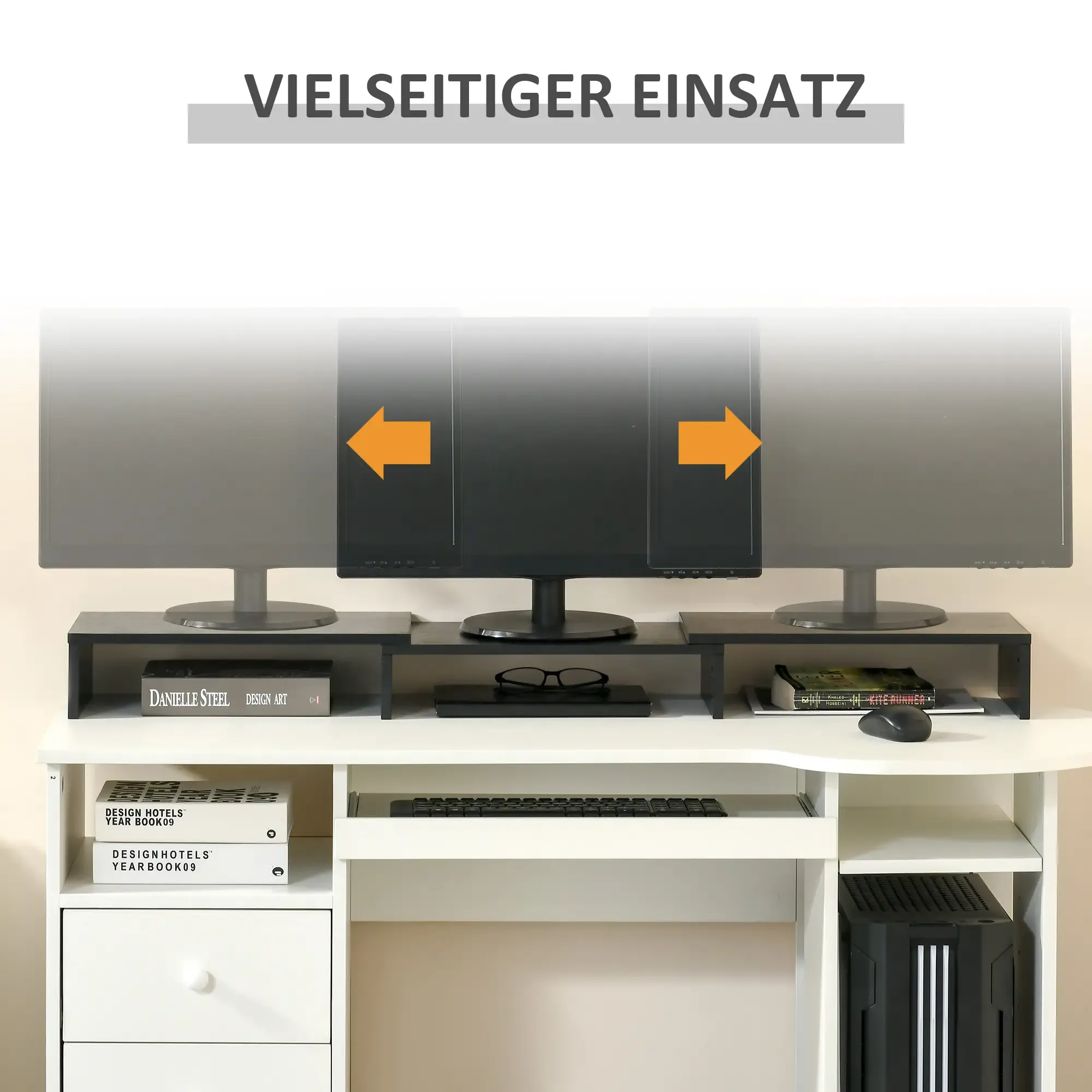 Ein Schreibtisch mit Computermonitoren und Zubehör. Pfeile zeigen die Bewegung der Monitore. Bücher und Brillen stehen auf einem Regal. Ein Desktop und eine Tastatur sind ebenfalls abgebildet.