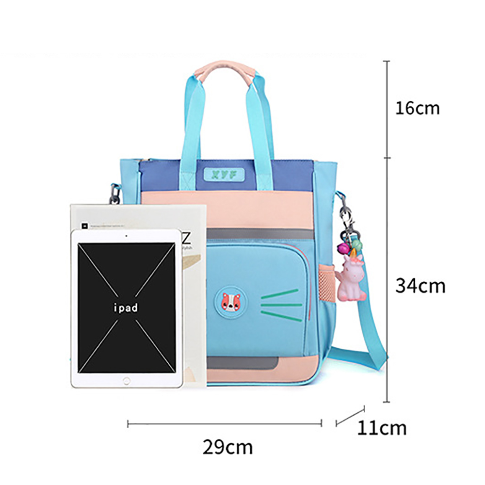 Blaue Schultasche mit rosa und lila Akzenten, einem Katzengesicht, einem iPad und einem Buch. Abmessungen sind ebenfalls angegeben.