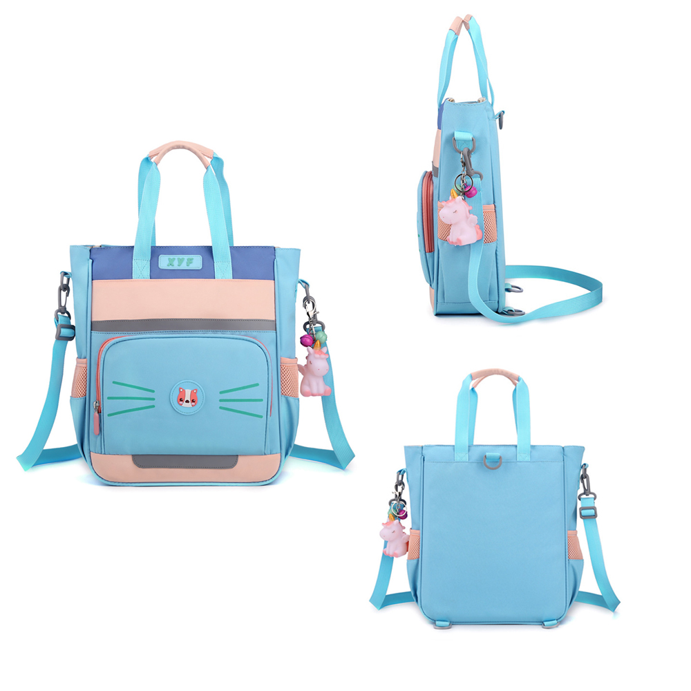 Eine blau-rosa-beige Schultasche mit Katzen-Design, Einhorn-Anhänger und Schultergurt. Es werden drei Ansichten gezeigt.