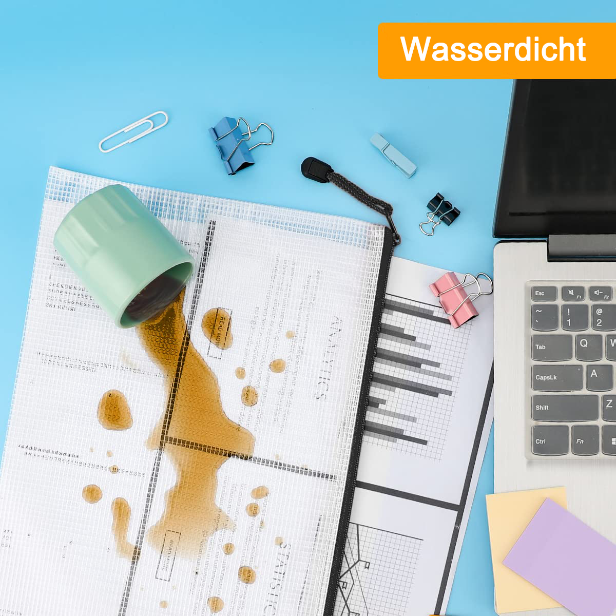 Ein verschüttetes Getränk befleckt ein Dokument auf blauem Untergrund, umgeben von Bürobedarf und einem Laptop. Eine Tasse ist gekippt.