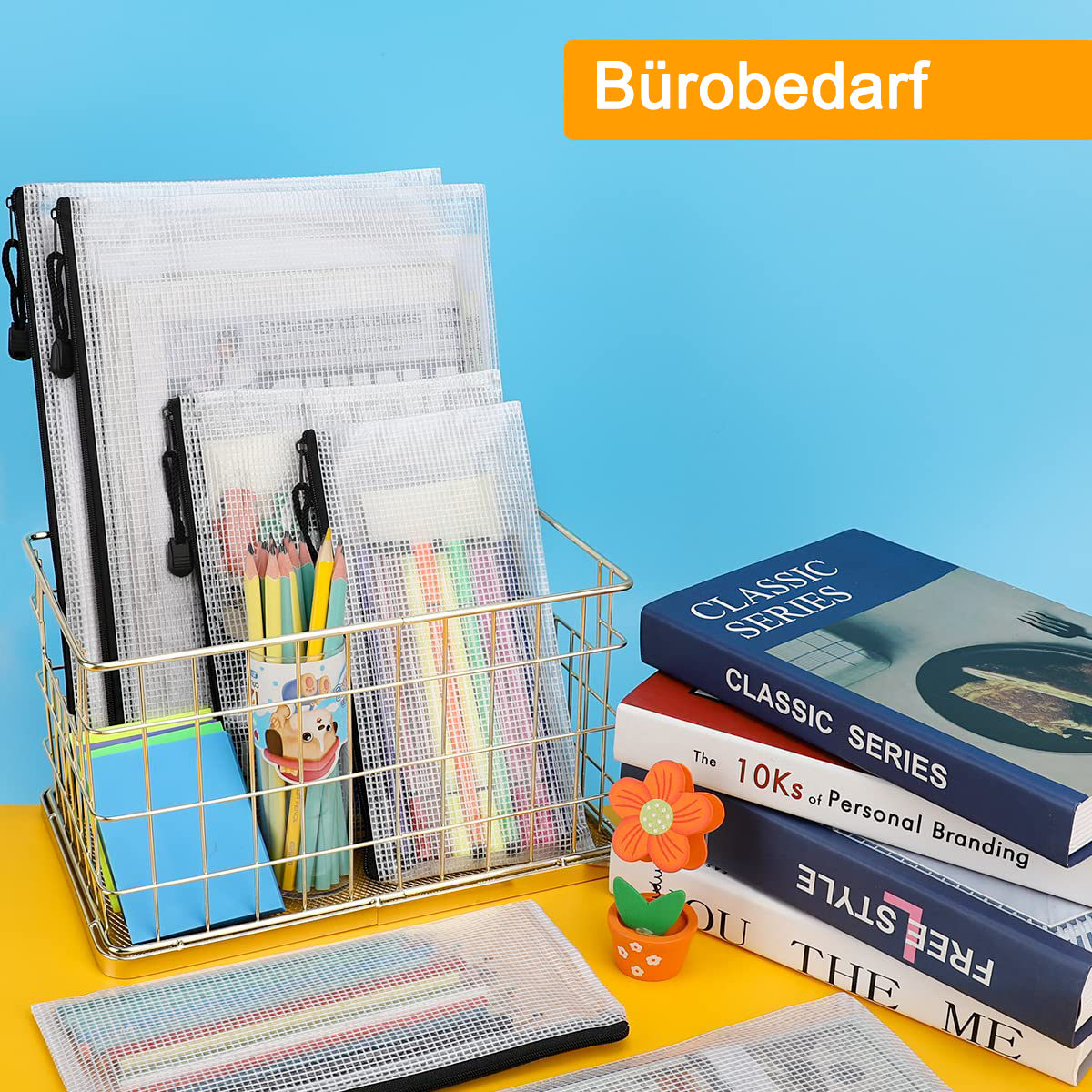 Bürobedarf: Klare Reißverschlusstaschen, Bleistifte, Bücher und eine Blume. Hintergrund ist blau, gelbe Oberfläche.