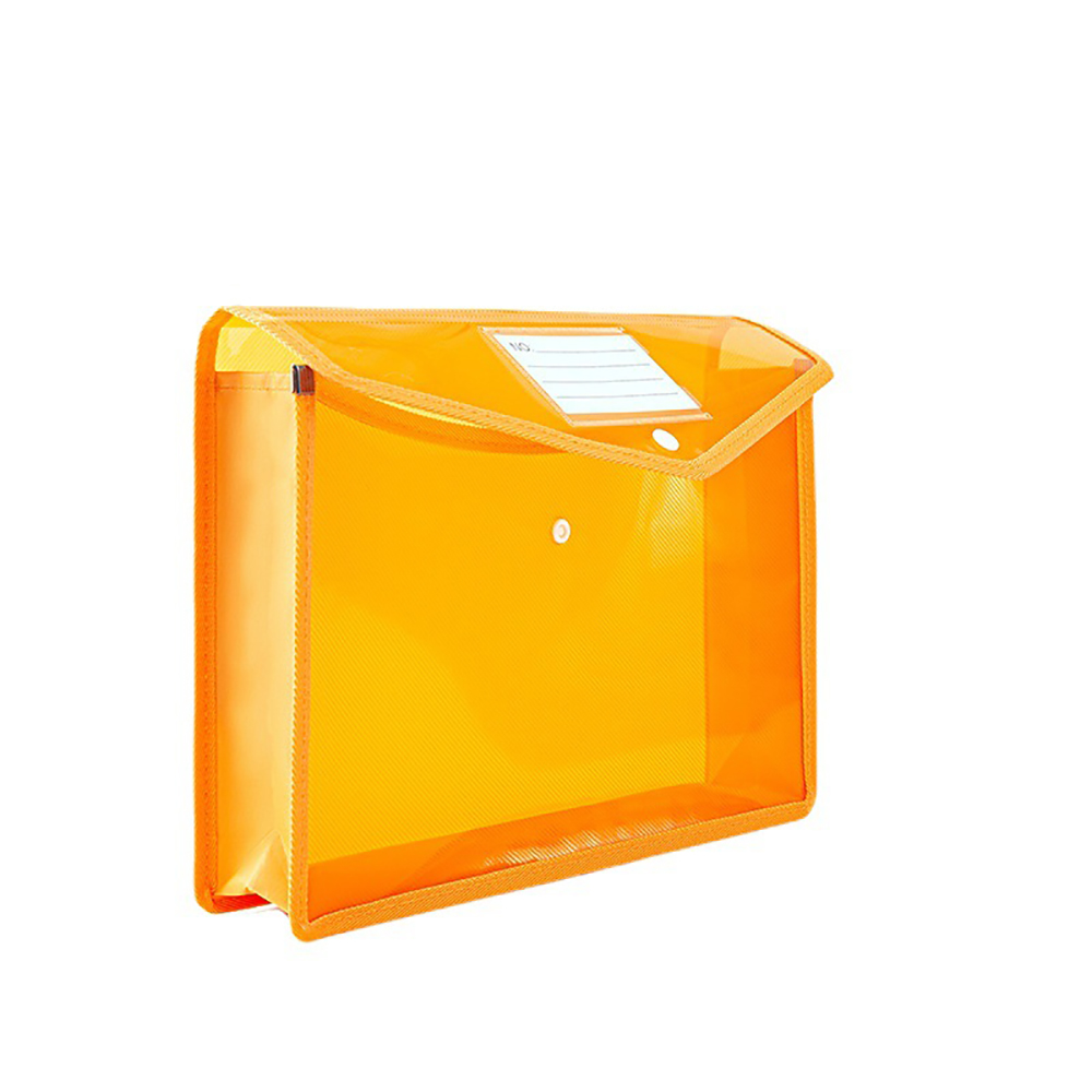 Eine orangefarbene, transparente Aktenmappe mit weißem Etikett und Knopfverschluss, vor weißem Hintergrund.