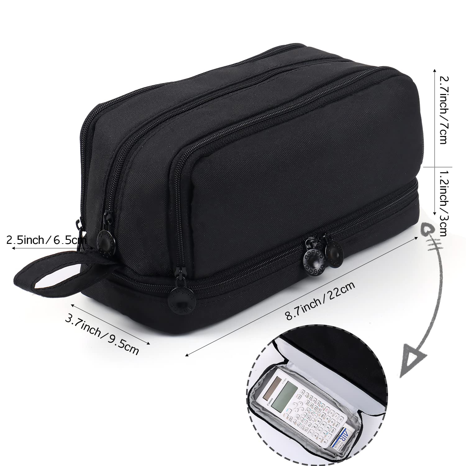 Schwarze Tasche mit Reißverschlüssen, ein offener Bereich mit einem Taschenrechner und Messungen in Zoll und Zentimetern.