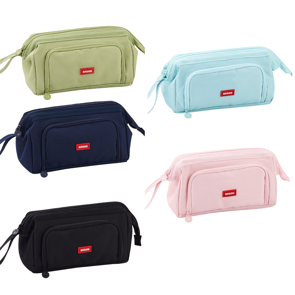 Fünf Federmäppchen in verschiedenen Farben: Grün, Blau, Marineblau, Rosa und Schwarz. Jedes hat eine Vordertasche und das 'ANGGO'-Logo.