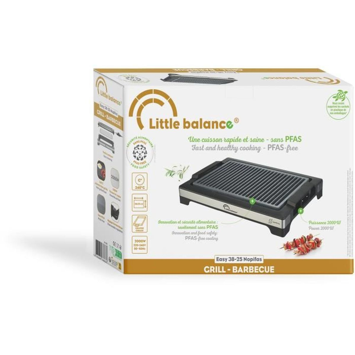 Elektrischer Grill in der Box. Die Box zeigt den Grill, Eigenschaften wie PFAS-frei und den Markennamen Little Balance. Dazu Spieße.
