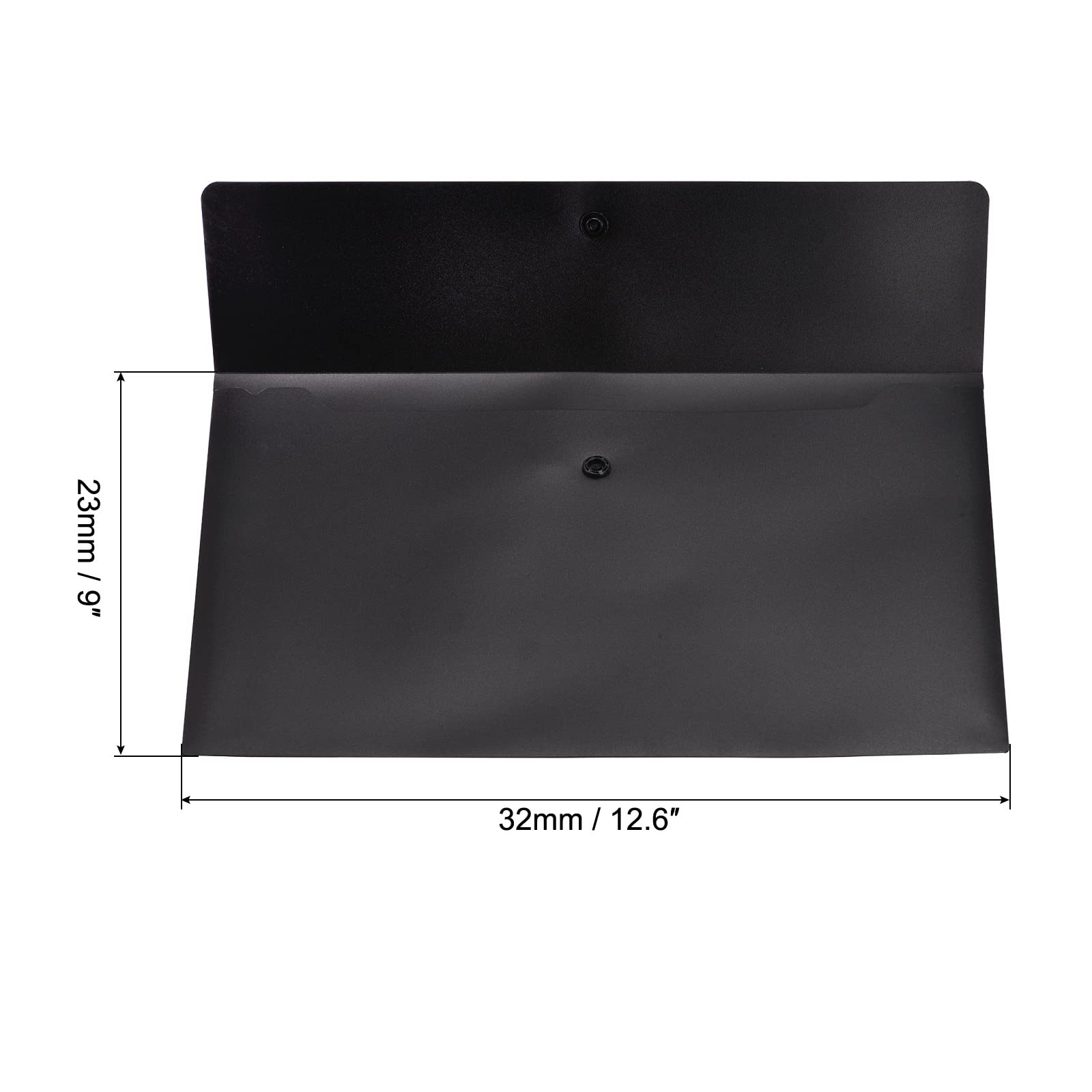Eine offene schwarze Mappe mit Größenangaben. Die Mappe ist 23 mm/9" hoch und 32 mm/12,6" breit. Zwei Druckknöpfe sind sichtbar.