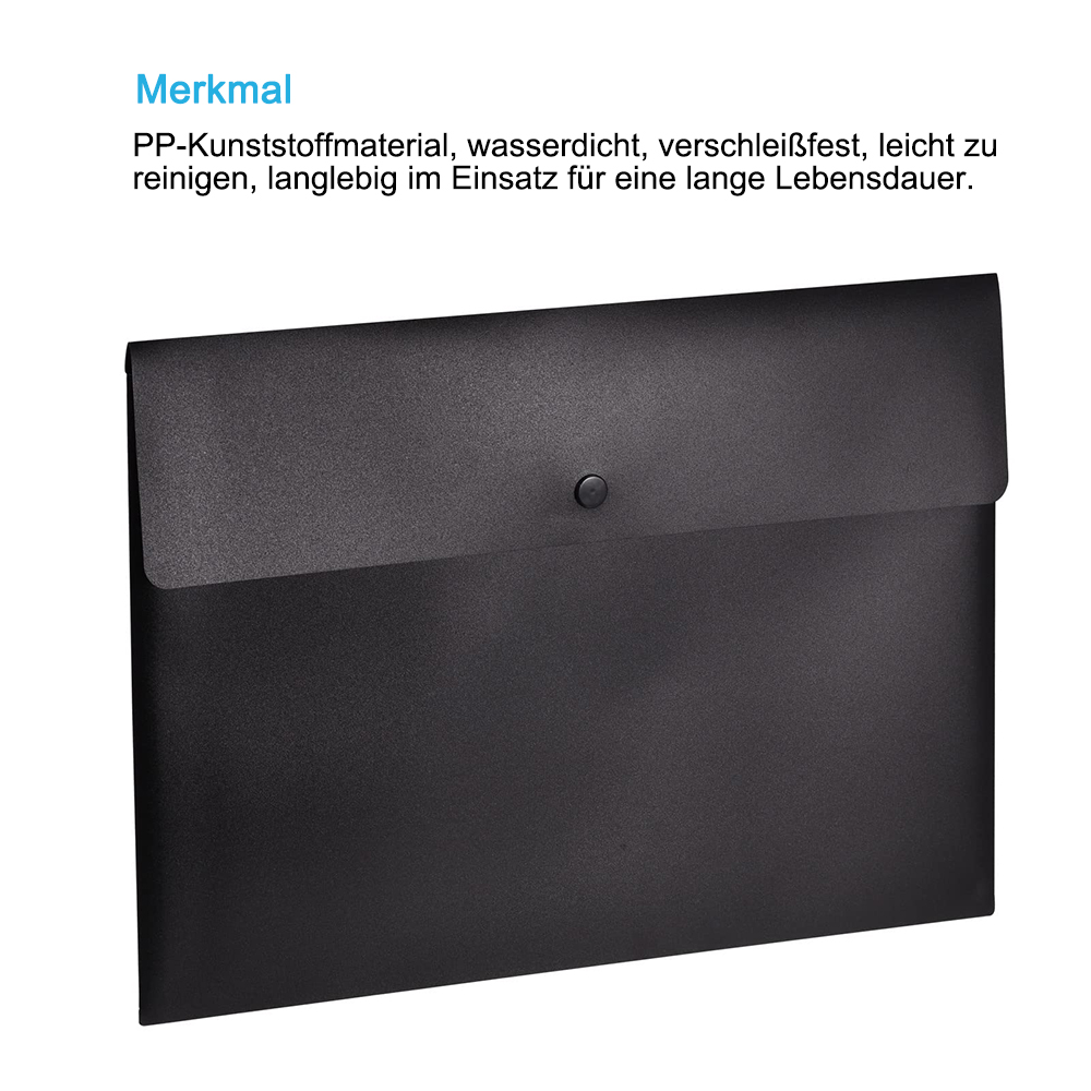 Eine schwarze Mappe mit Knopfverschluss. Die Mappe ist rechteckig und hat eine strukturierte Oberfläche. Der Hintergrund ist weiß.