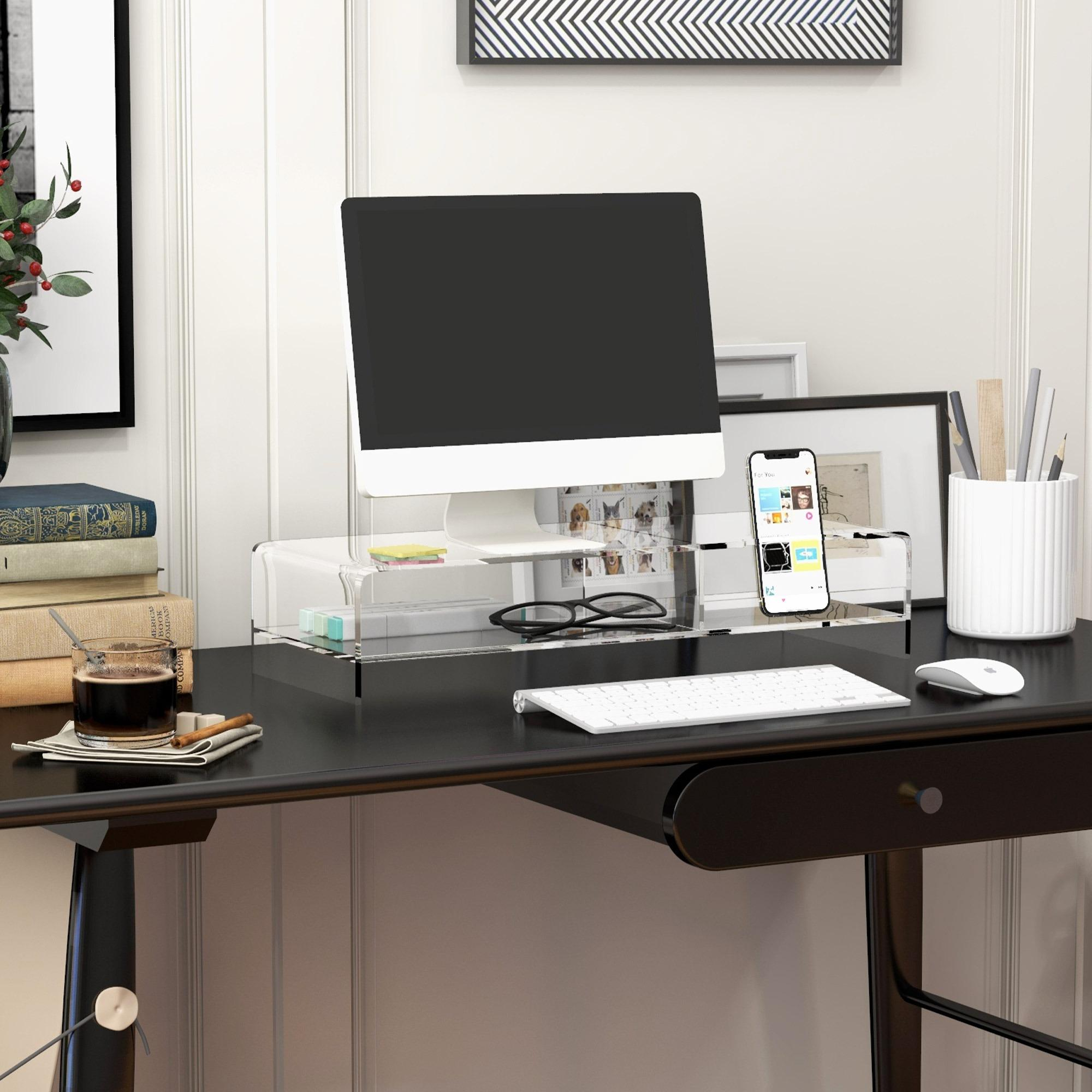 Schreibtisch mit Computer, Telefon, Tastatur und Maus. Der Hintergrund hat Kunst, Bücher und ein Glas Kaffee.