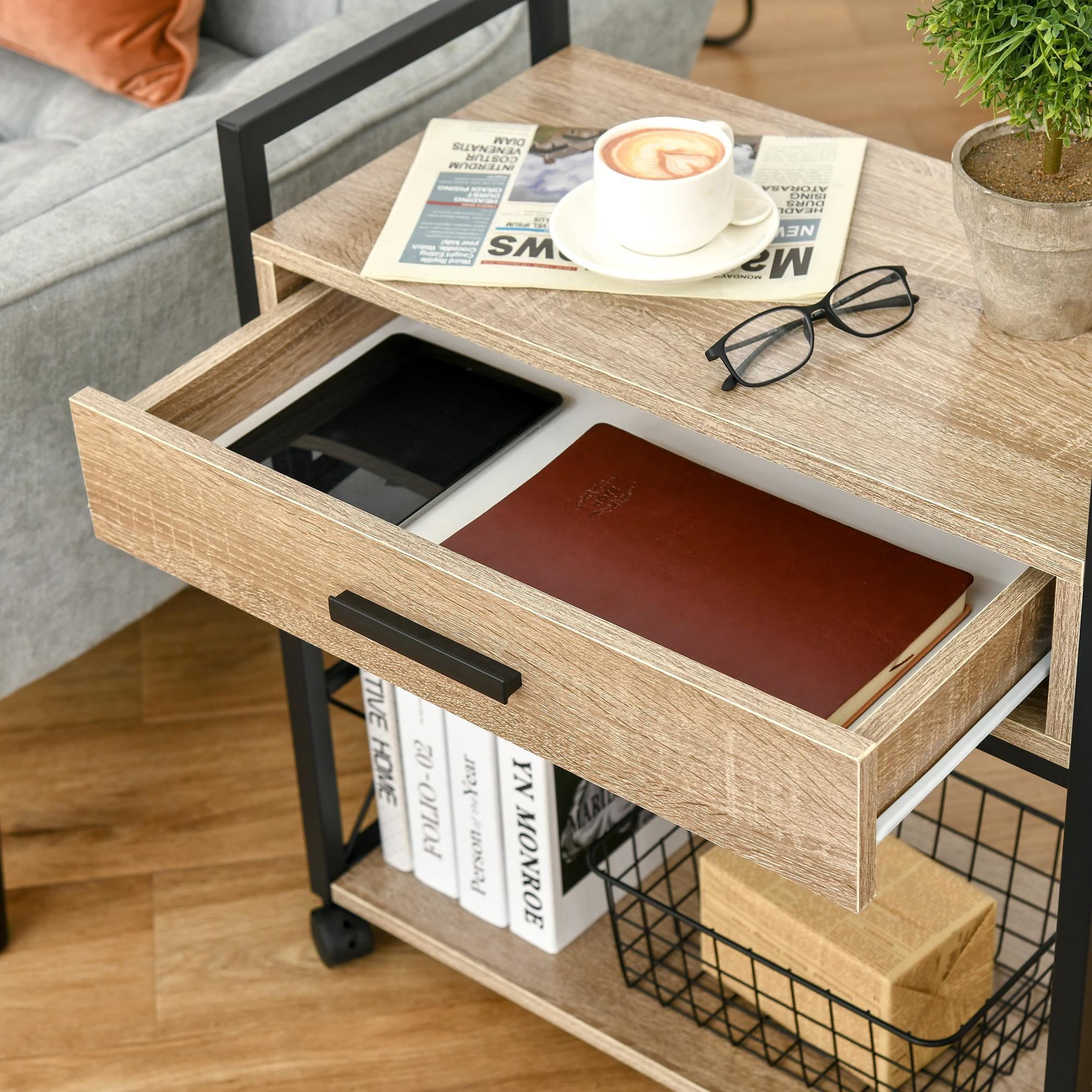 Ein Holztisch mit offener Schublade. Oben stehen eine Tasse Kaffee, eine Brille und eine kleine Pflanze. Ein Buch liegt in der Schublade.