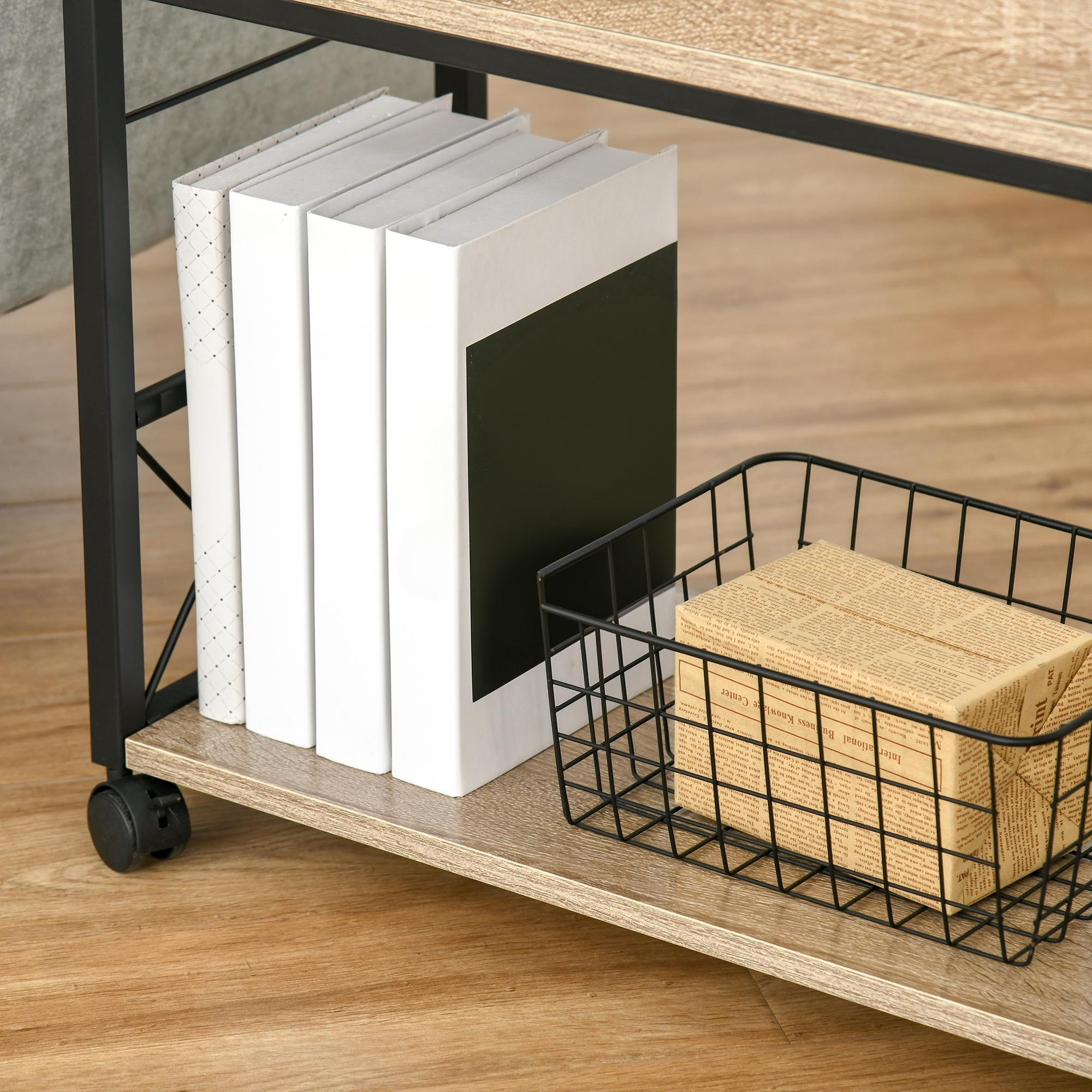 Bücher und ein Korb auf einem Regal. Bücher sind weiß. Korb ist schwarz mit Zeitung. Das Regal ist holzartig.