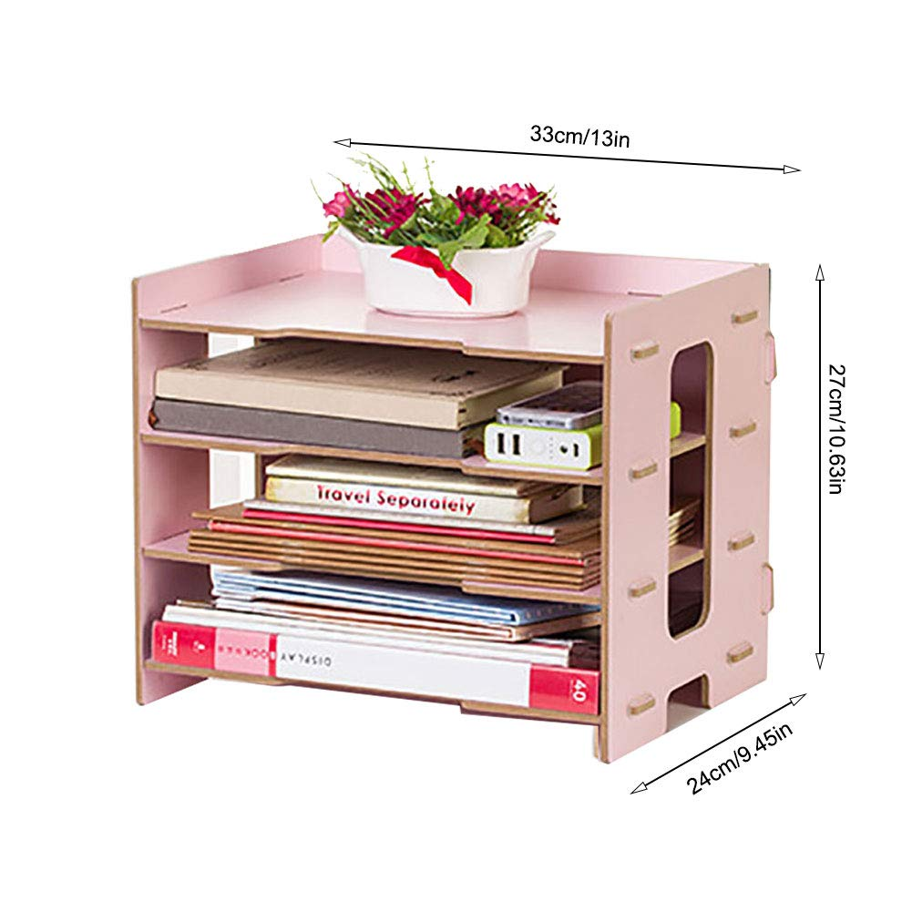 Ein rosa Schreibtisch-Organizer aus Holz mit Büchern, einer kleinen Pflanze und einem Telefon. Abmessungen sind beschriftet.