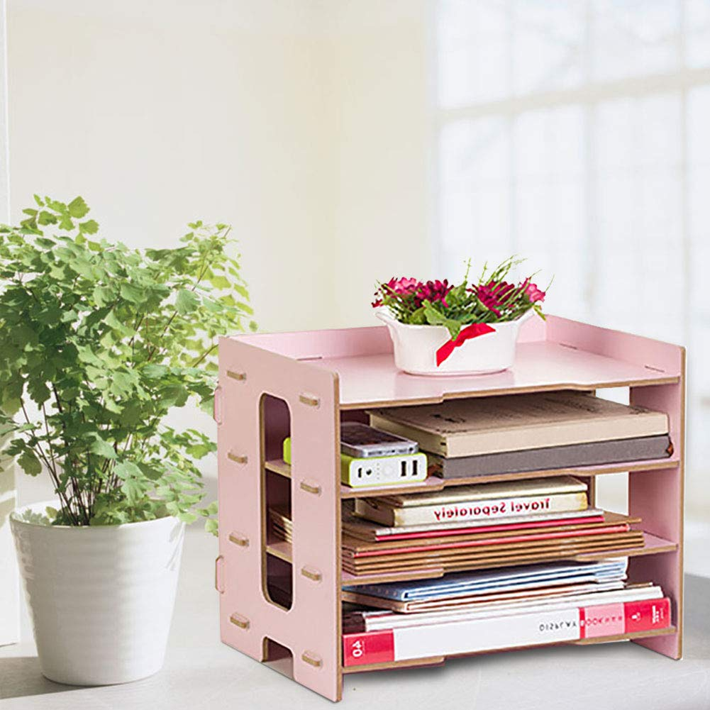 Ein rosa Holzregal mit Büchern und einer Pflanze. Oben steht ein Blumentopf. Links ist eine grüne Pflanze.