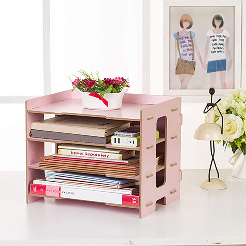 Rosa Holz-Schreibtisch-Organizer mit Büchern, Telefon und Blumen. Im Hintergrund ein gerahmtes Bild und eine kleine Skulptur.