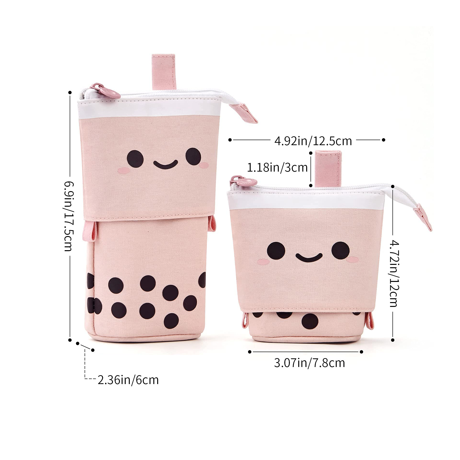 Zwei rosa Federmäppchen mit schwarzen Punkten, die an Bubble-Tea-Becher erinnern, weiße Oberteile und lächelnde Gesichter. Abmessungen angegeben.