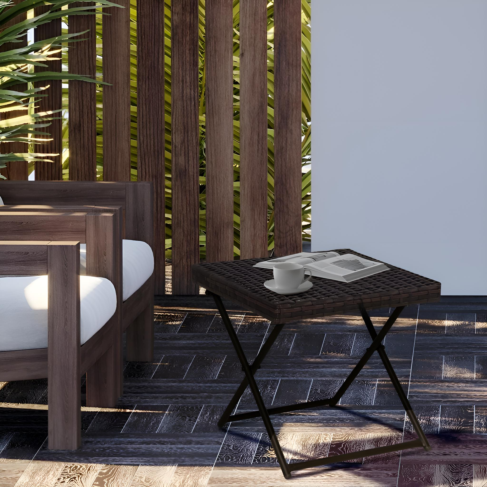 Eine Terrassenszene mit einem Holzsofa, einem kleinen Tisch mit einer Tasse und einer Zeitschrift und einem Holzzaun im Hintergrund.