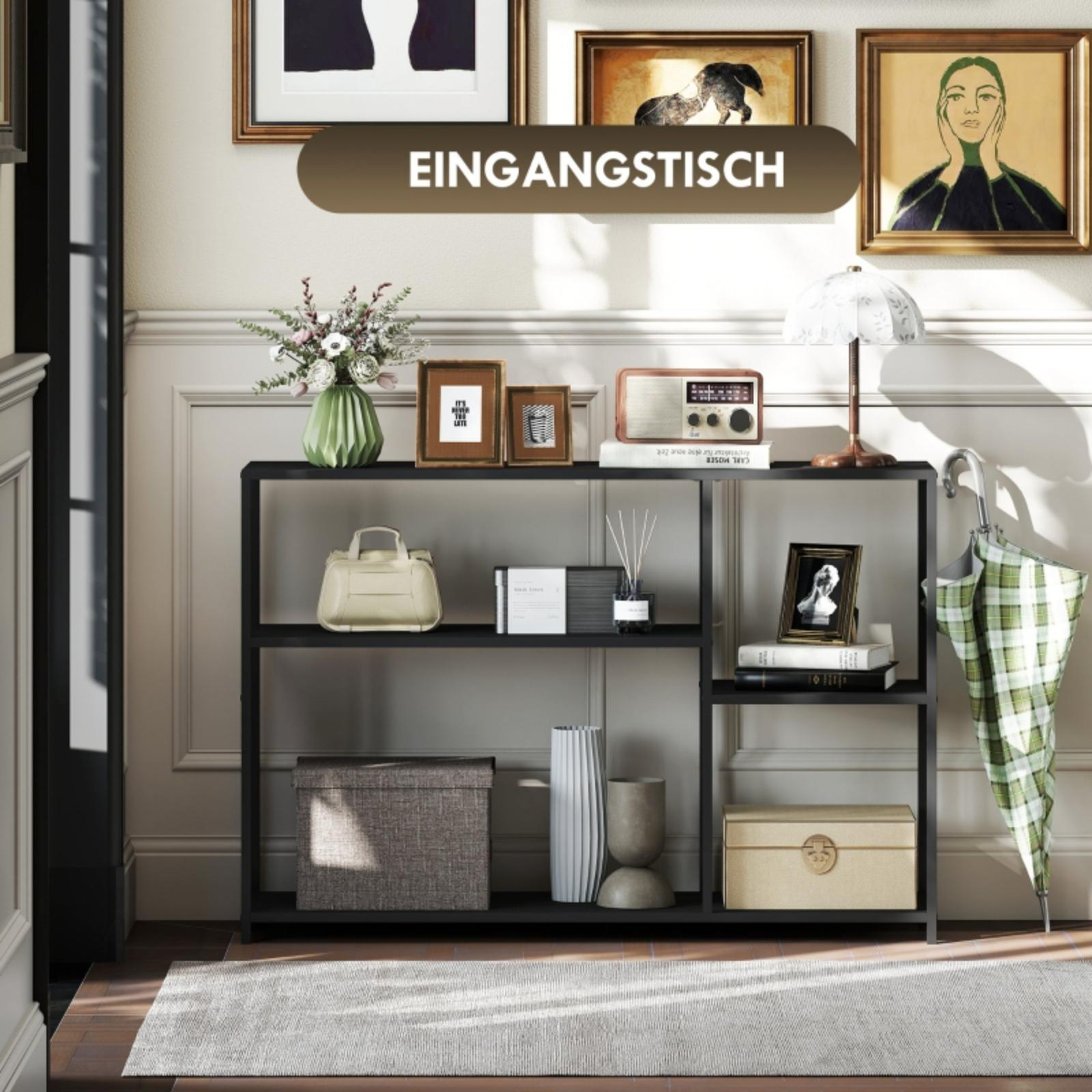 Ein Eingangsbereich mit schwarzem Regal, Kunst, einer Blumenvase und einem Radio. Außerdem ein Regenschirm.
