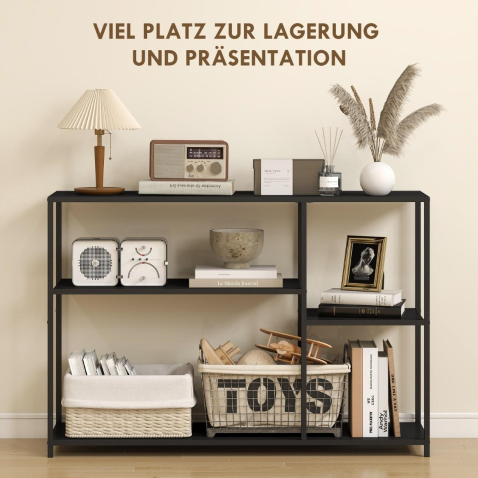 Schwarzes Regal mit Gegenständen: Lampe, Radio, Bücher, Vase, Schüssel, Bild, Spielzeugkorb und weißer Korb.