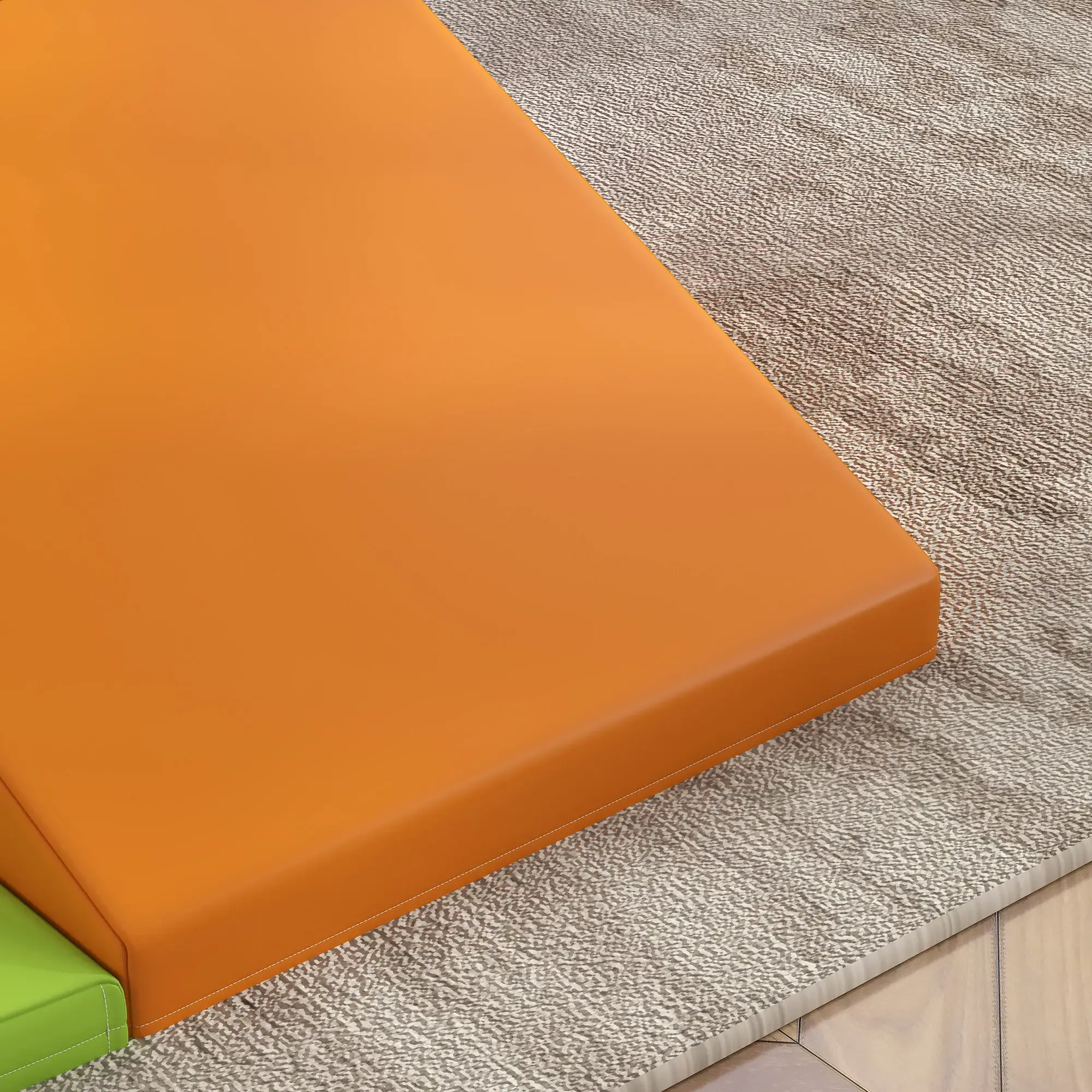 Ein orangefarbenes rechteckiges Objekt auf einem grau gemusterten Teppich. Links befindet sich ein grünes Objekt. Holzfußboden unten.