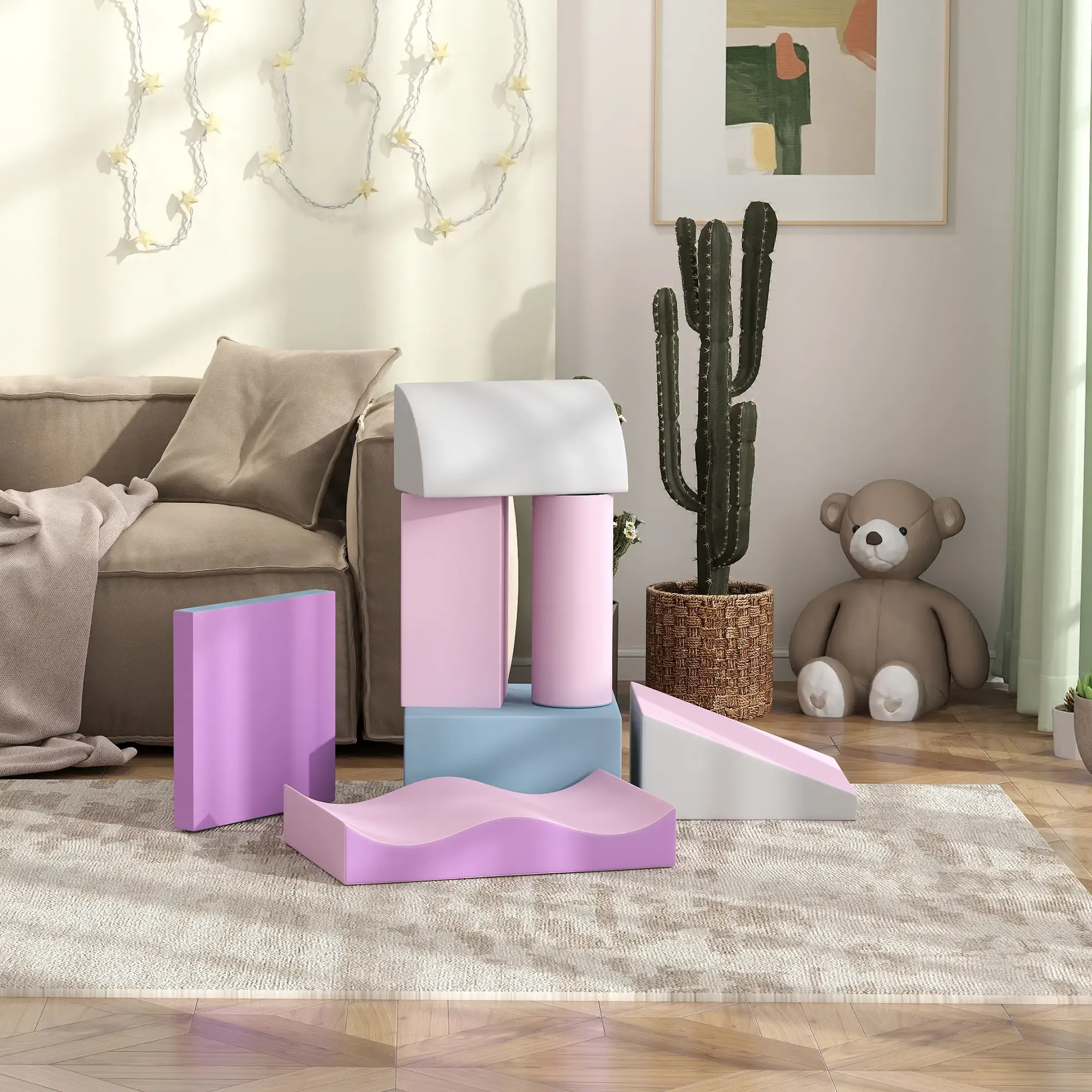 Ein Raum mit Spielblöcken, einer Couch, einem Kaktus und einem Teddybären. Blöcke sind rosa, lila und blau. Der Raum hat ein neutrales Farbschema.