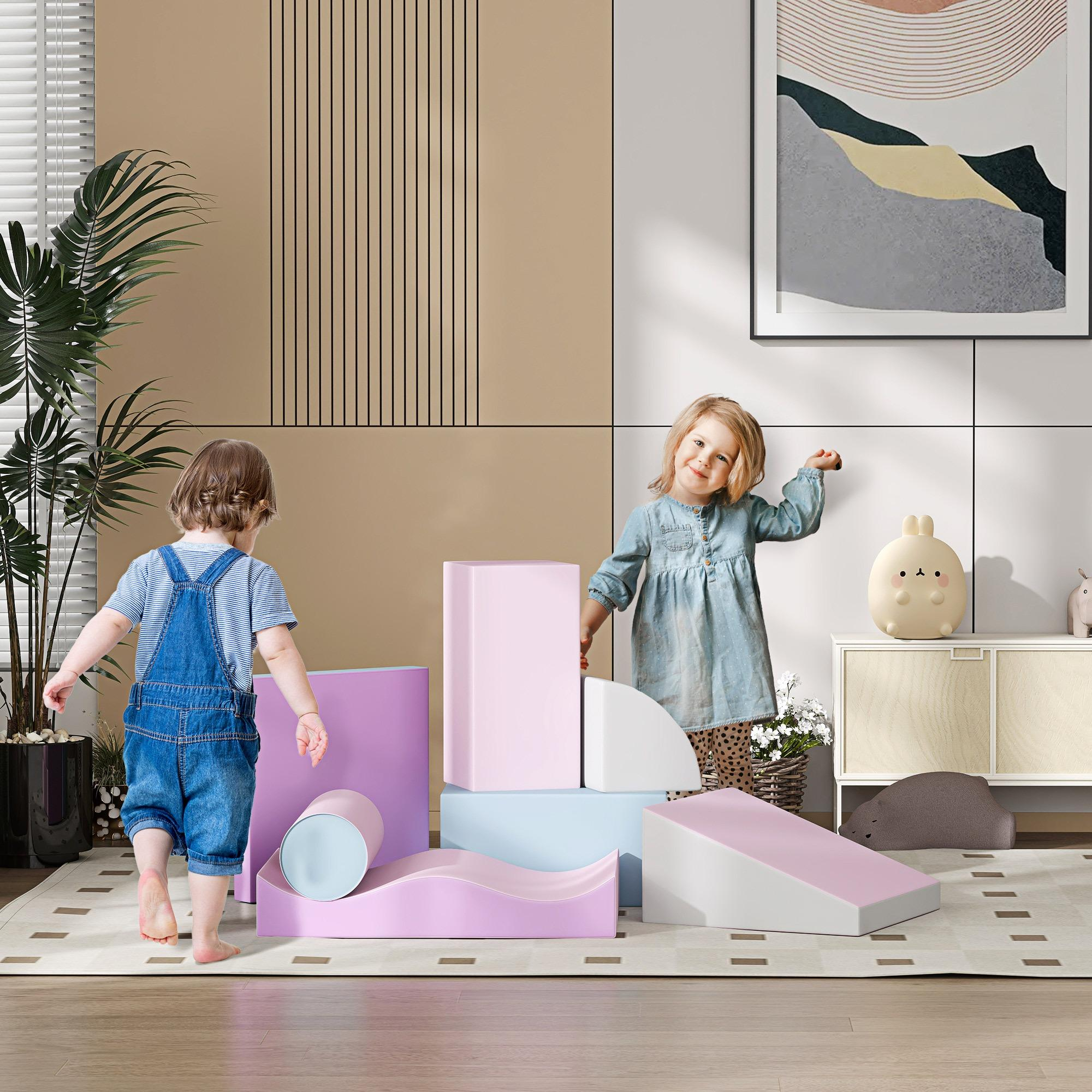 Zwei Kinder spielen in der Nähe bunter Schaumstoffblöcke. Eine große Pflanze und abstrakte Kunst sind im Hintergrund.