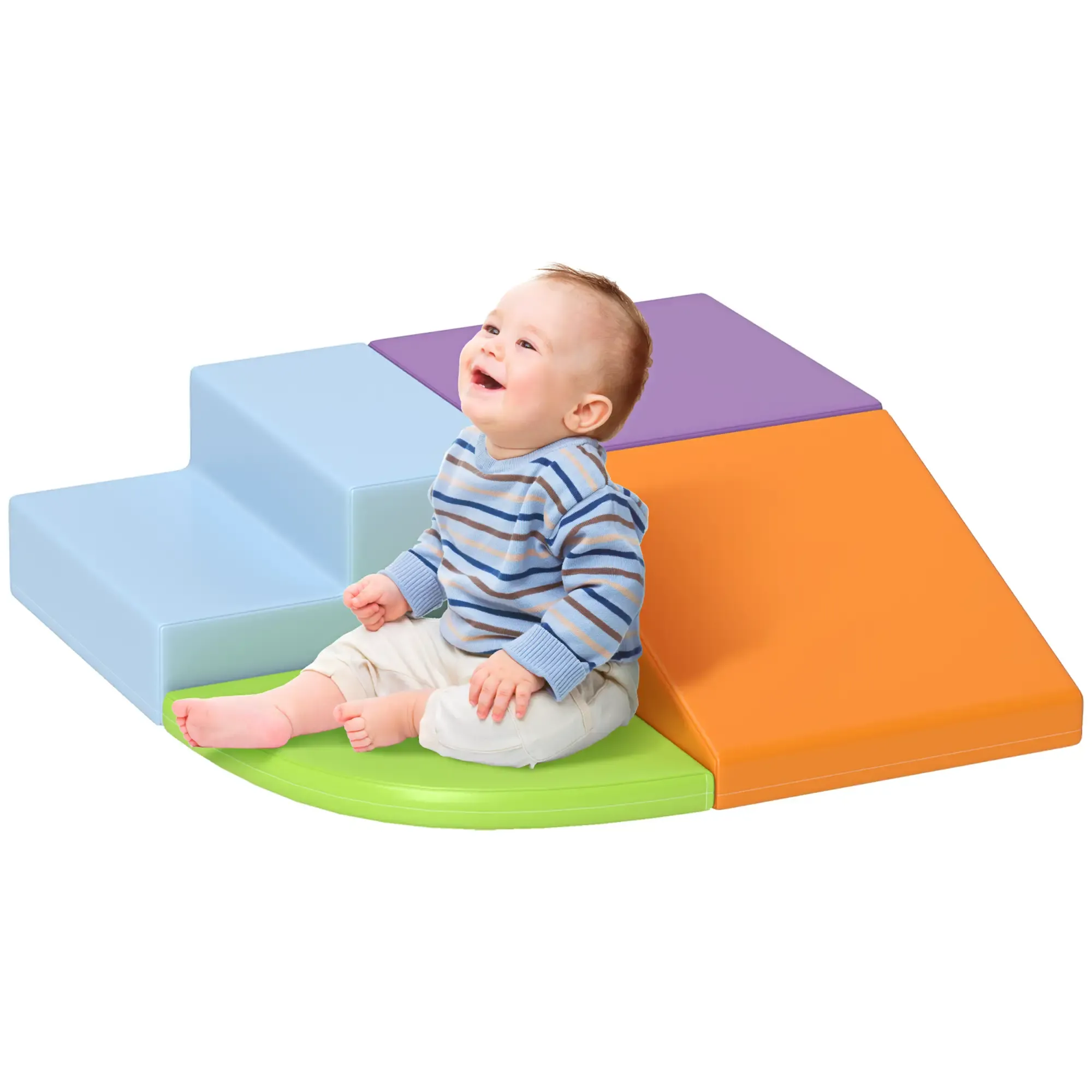 Ein Baby sitzt lächelnd auf bunten Schaumstoffblöcken. Blöcke sind grün, orange, lila und blau. Das Baby trägt ein blau gestreiftes Hemd.