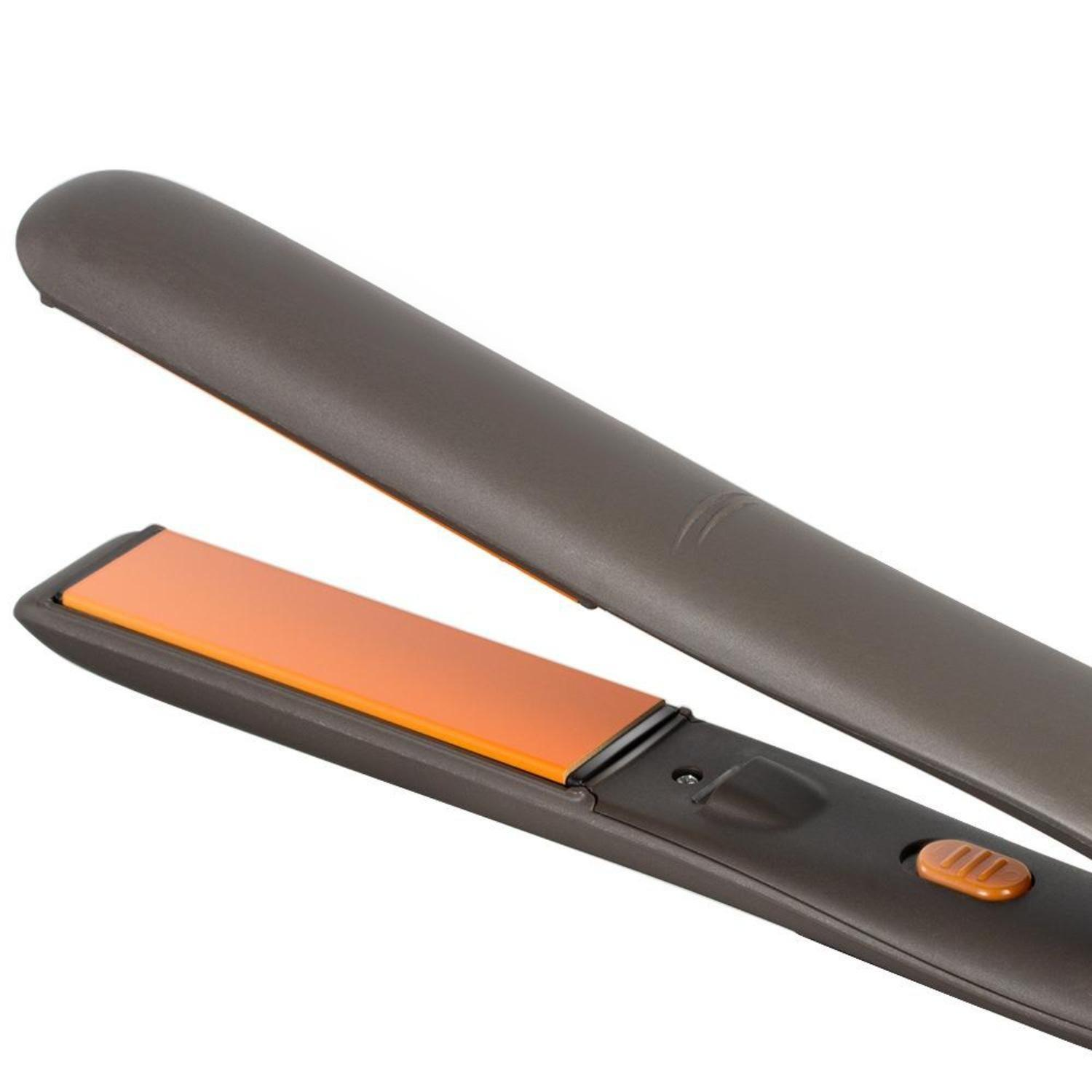Ein braunes und orangefarbenes Glätteisen ist geöffnet. Die Platten sind orange, und der Griff ist braun. Ein Knopf ist sichtbar.
