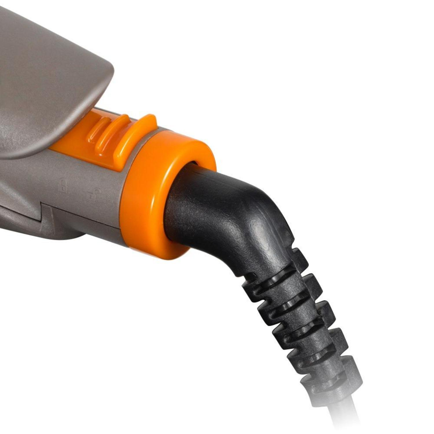 Nahaufnahme eines grau-orangen Elektrogeräts mit schwarzem Kabel. Das Kabel ist gerippt. Heller weißer Hintergrund.
