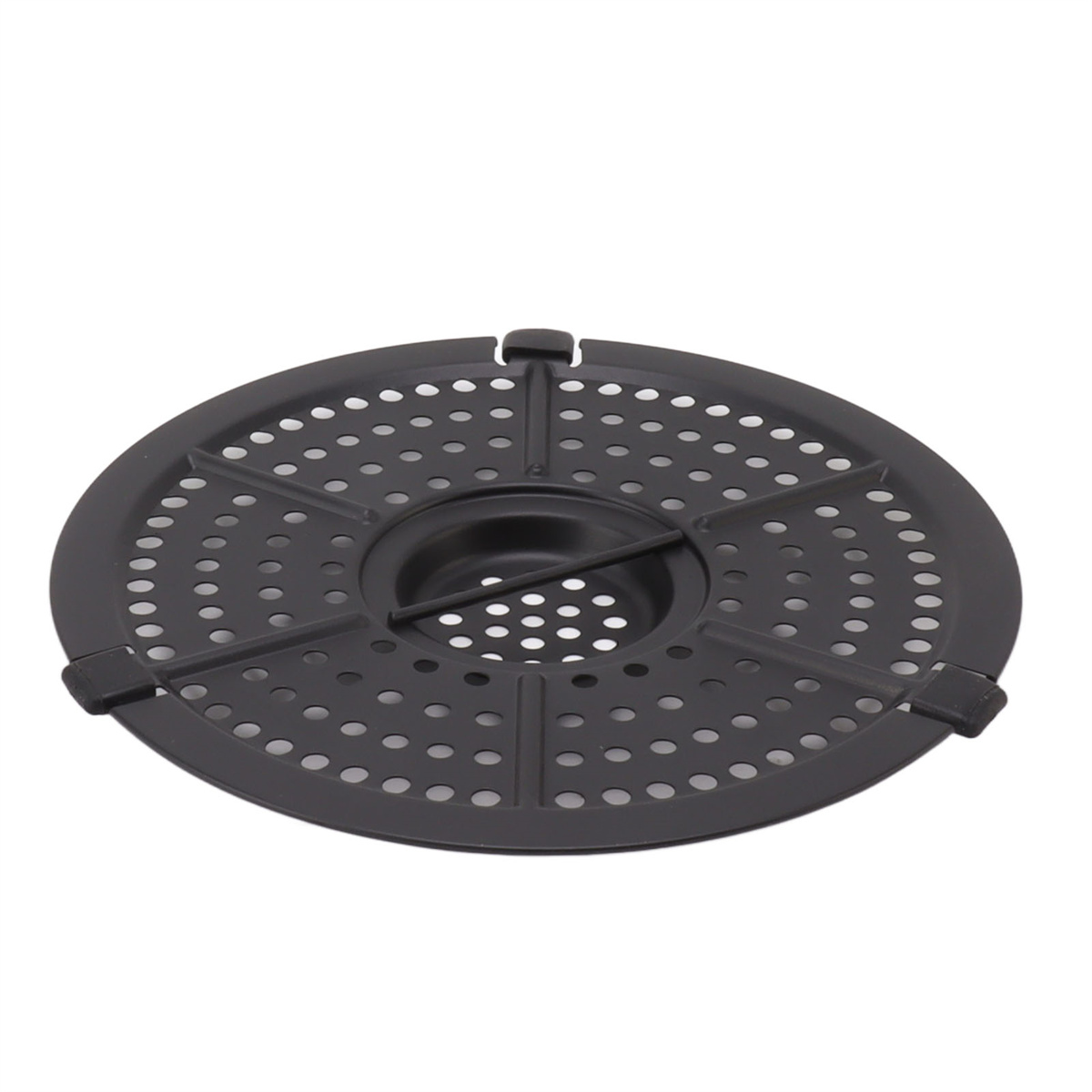 Ein schwarzes, perforiertes, kreisförmiges Küchenutensil. Es hat eine zentrale Schüssel und eine Reihe kleiner Löcher. Es ist auf weißem Hintergrund.