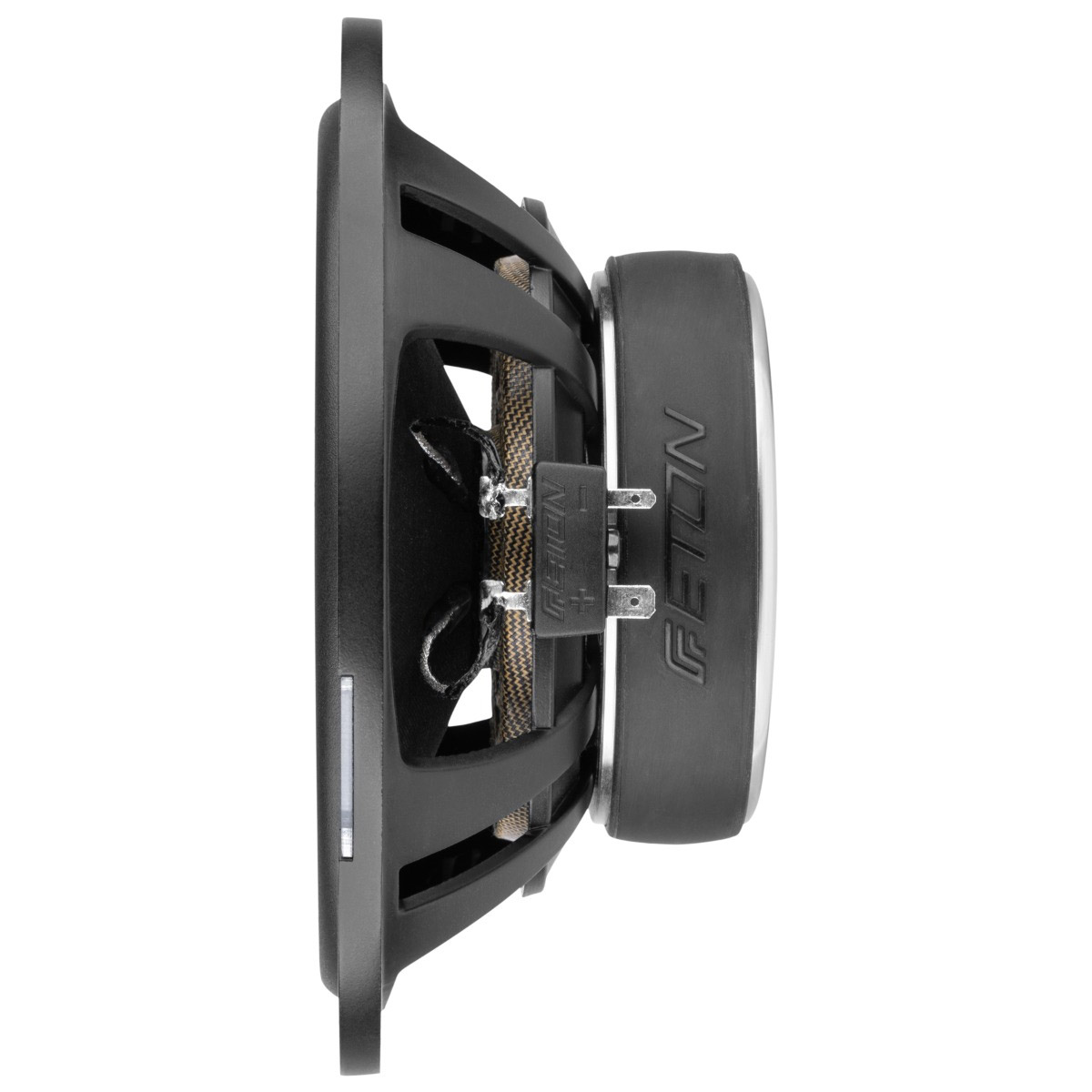 Seitenansicht eines schwarzen Lautsprechers. Das Wort "GETON" ist sichtbar. Der Lautsprecher hat einen schwarzen Rahmen und ein braunes Netz.