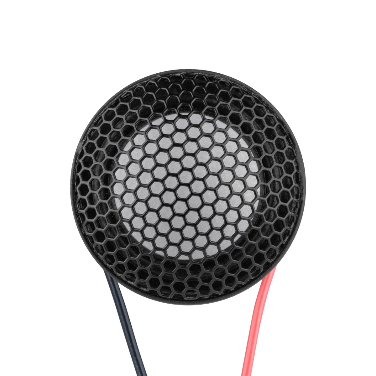 Nahaufnahme eines schwarzen Lautsprechers mit Wabenmuster. Graue und rote Drähte gehen von unten aus. Weißer Hintergrund.